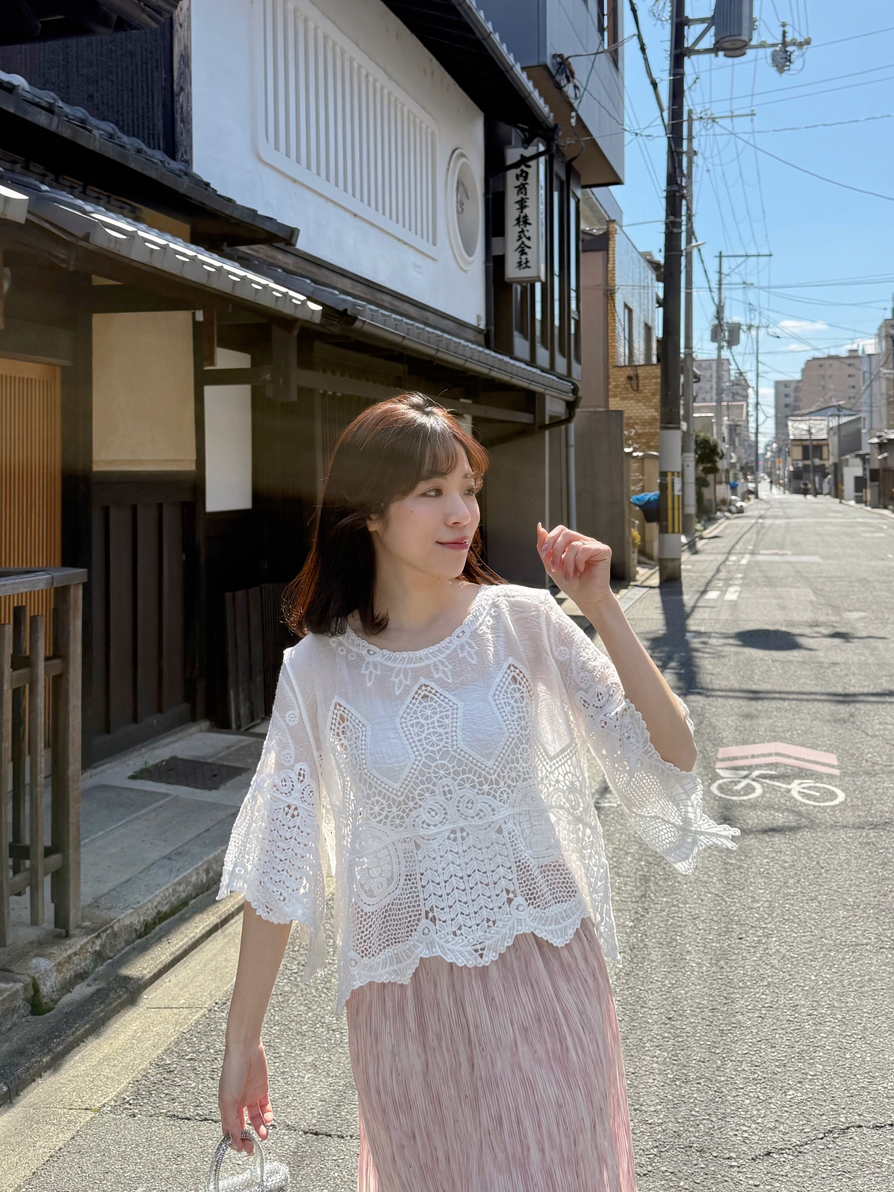 刺繡花傘袖鏤空上衣