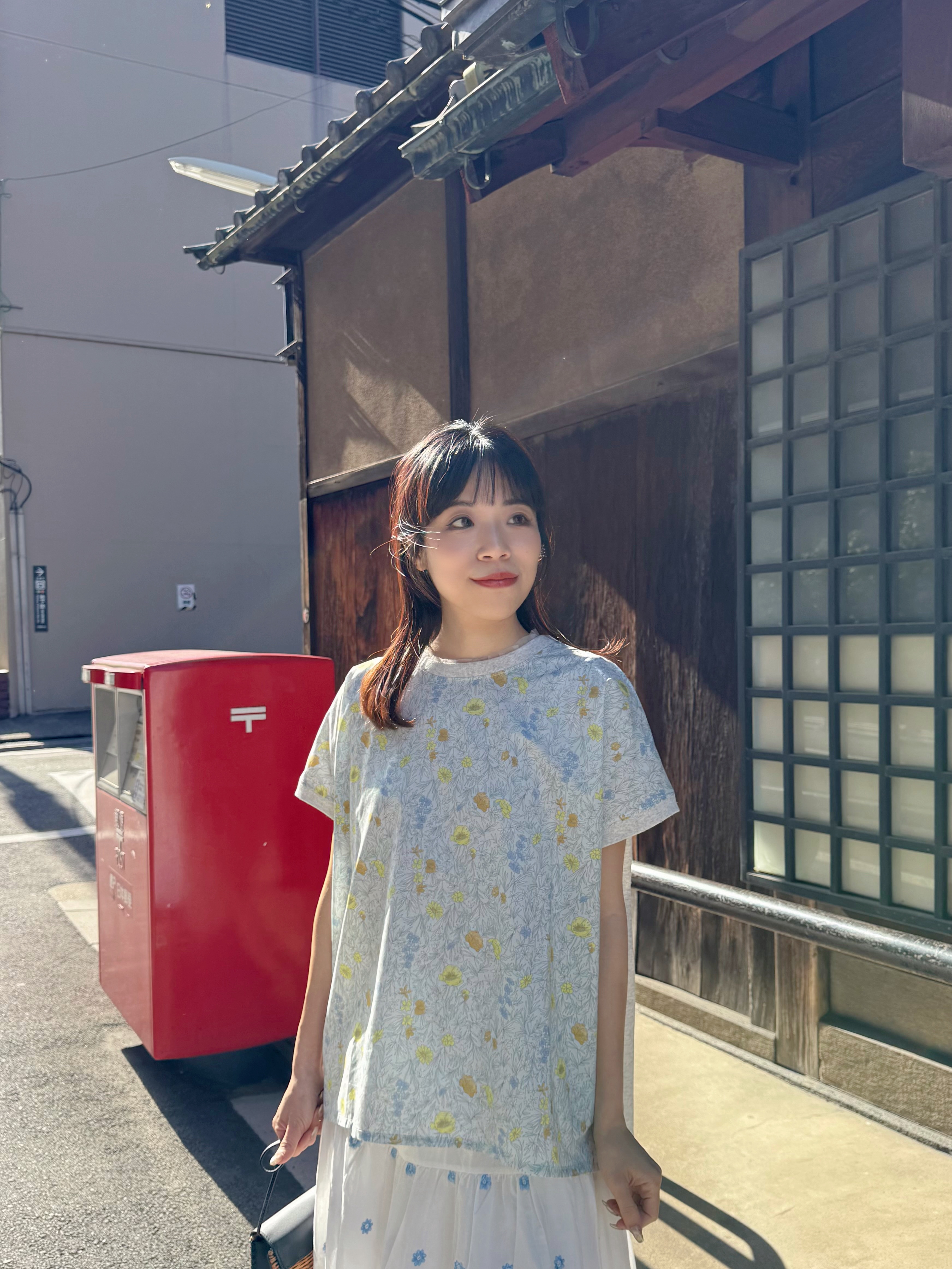 淡色清新花花上衣