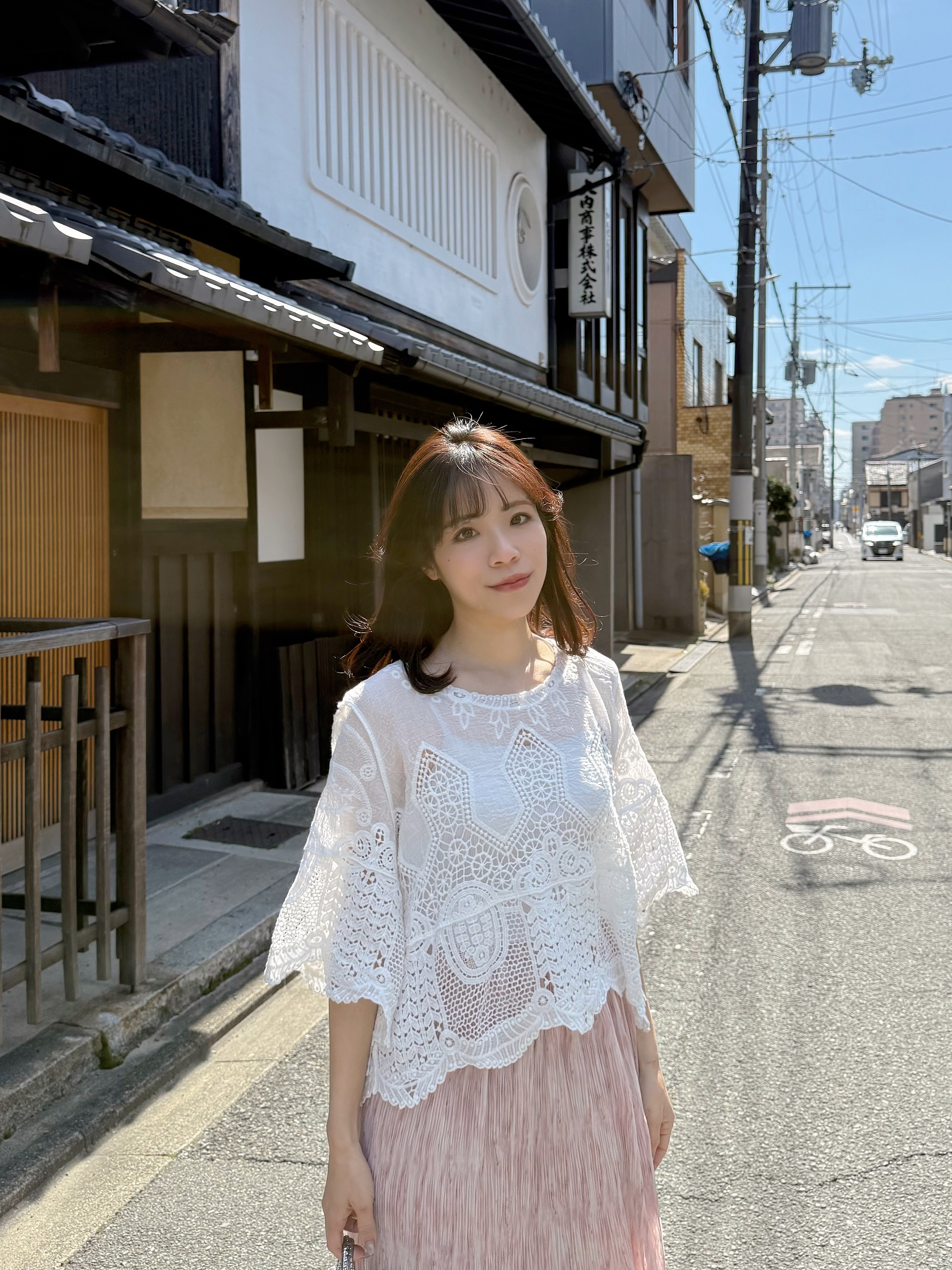 刺繡花傘袖鏤空上衣