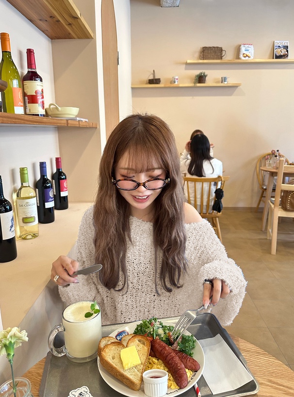 4色•寬領薄款糖果色上衣