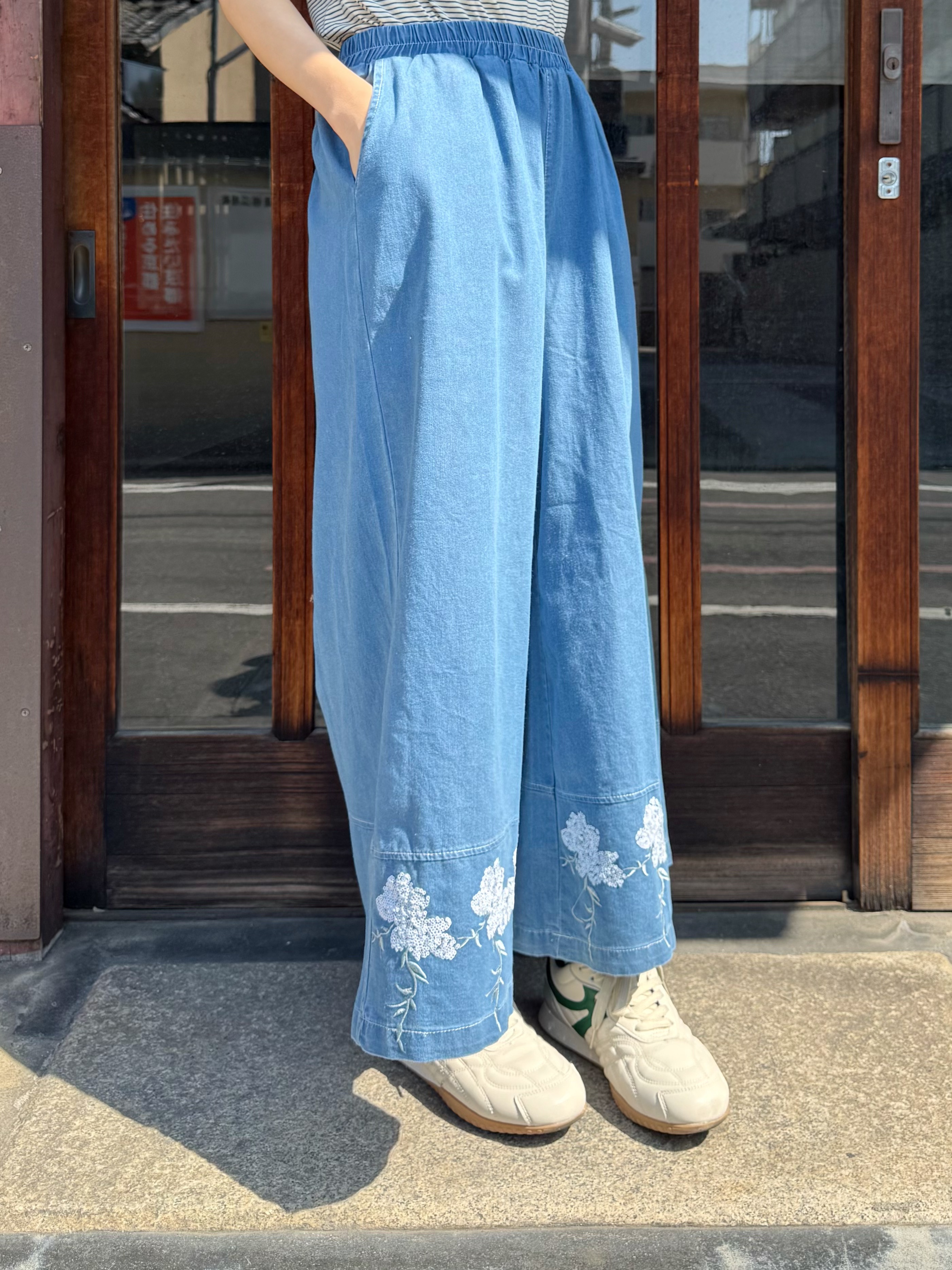 2色•刺繡珠片花薄牛仔闊腳褲