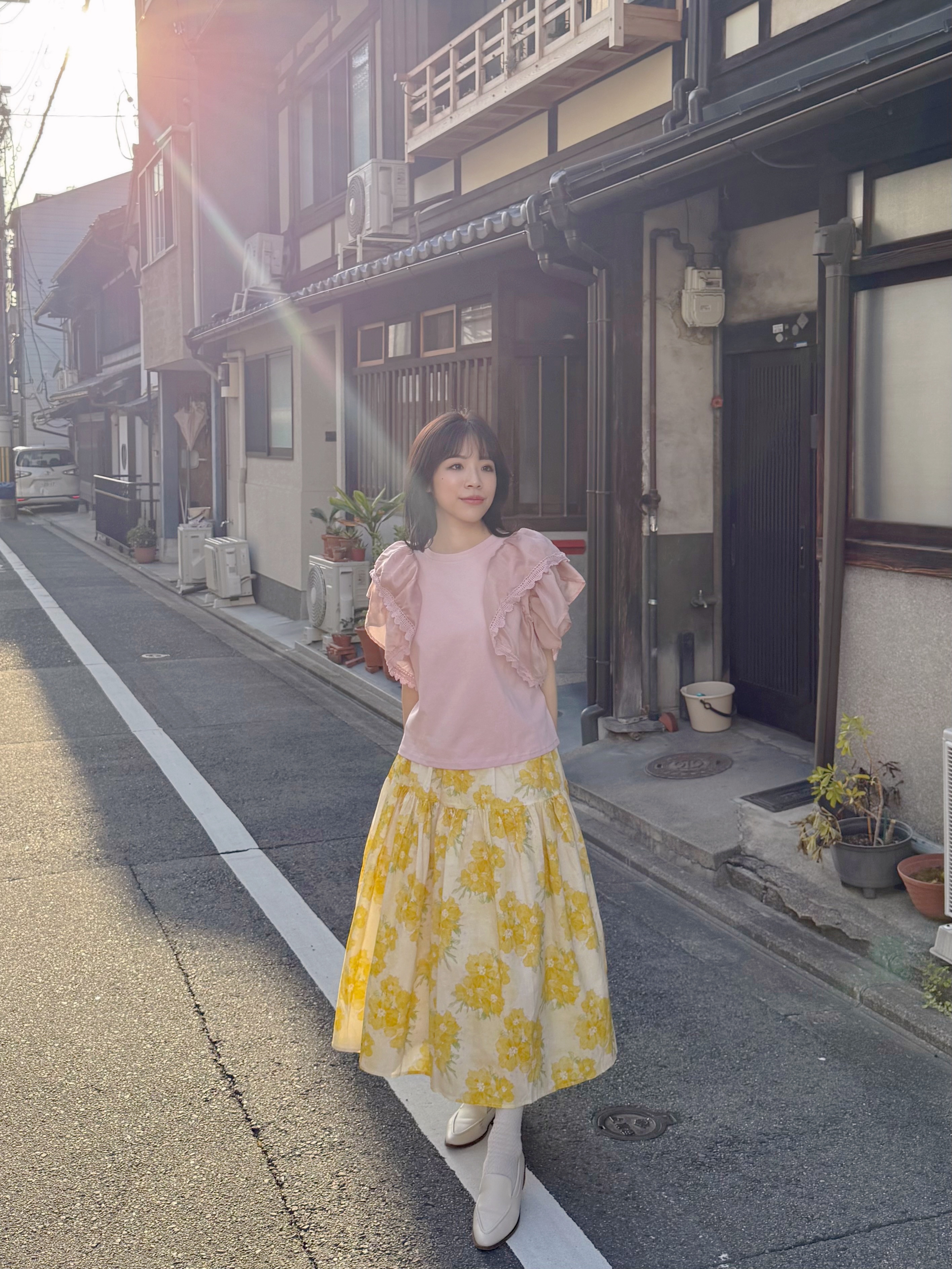 2色•波浪傘袖蕾絲車邊Tee