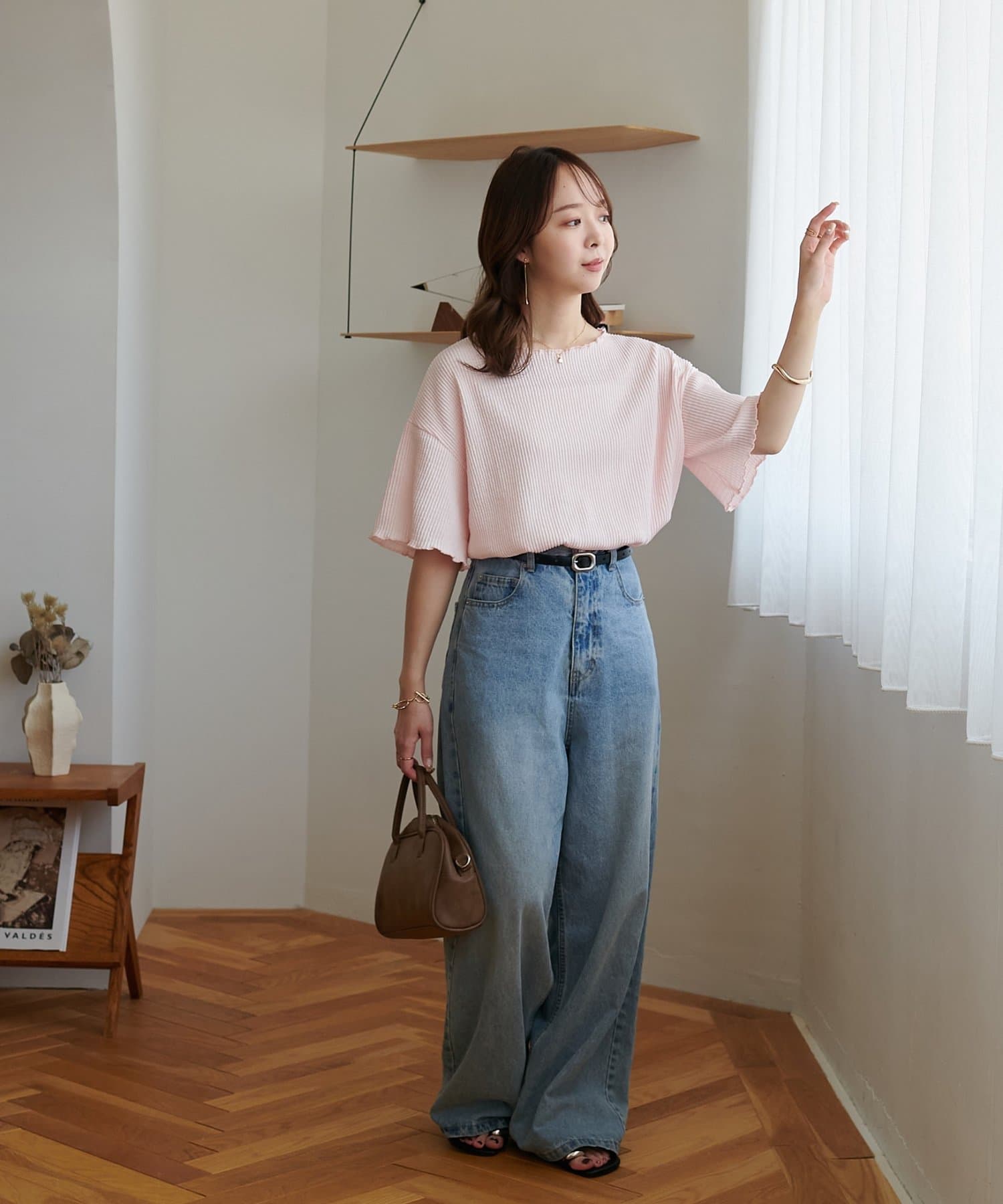 暗直條壓紋木耳邊寬領Tee