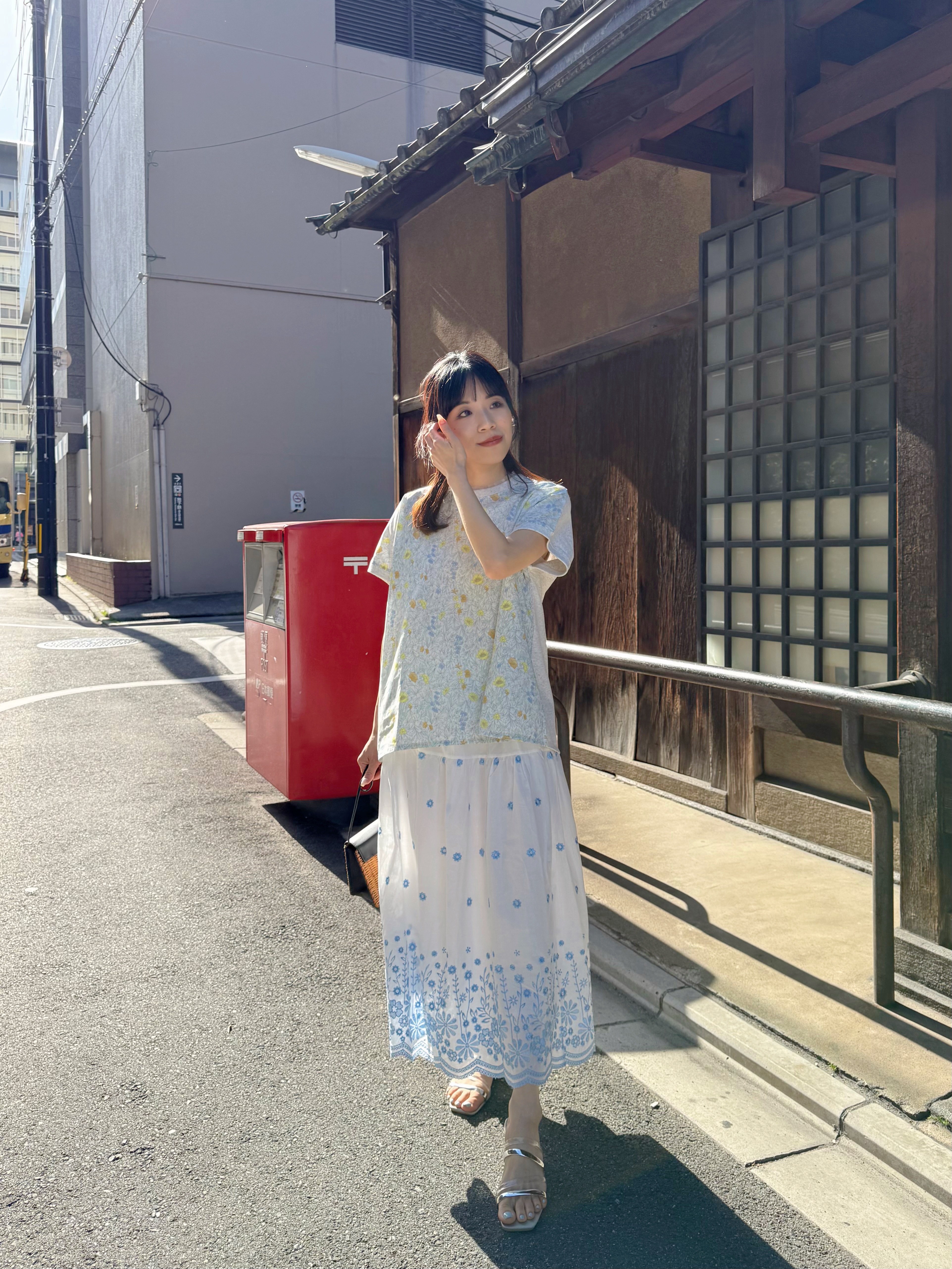 淡色清新花花上衣