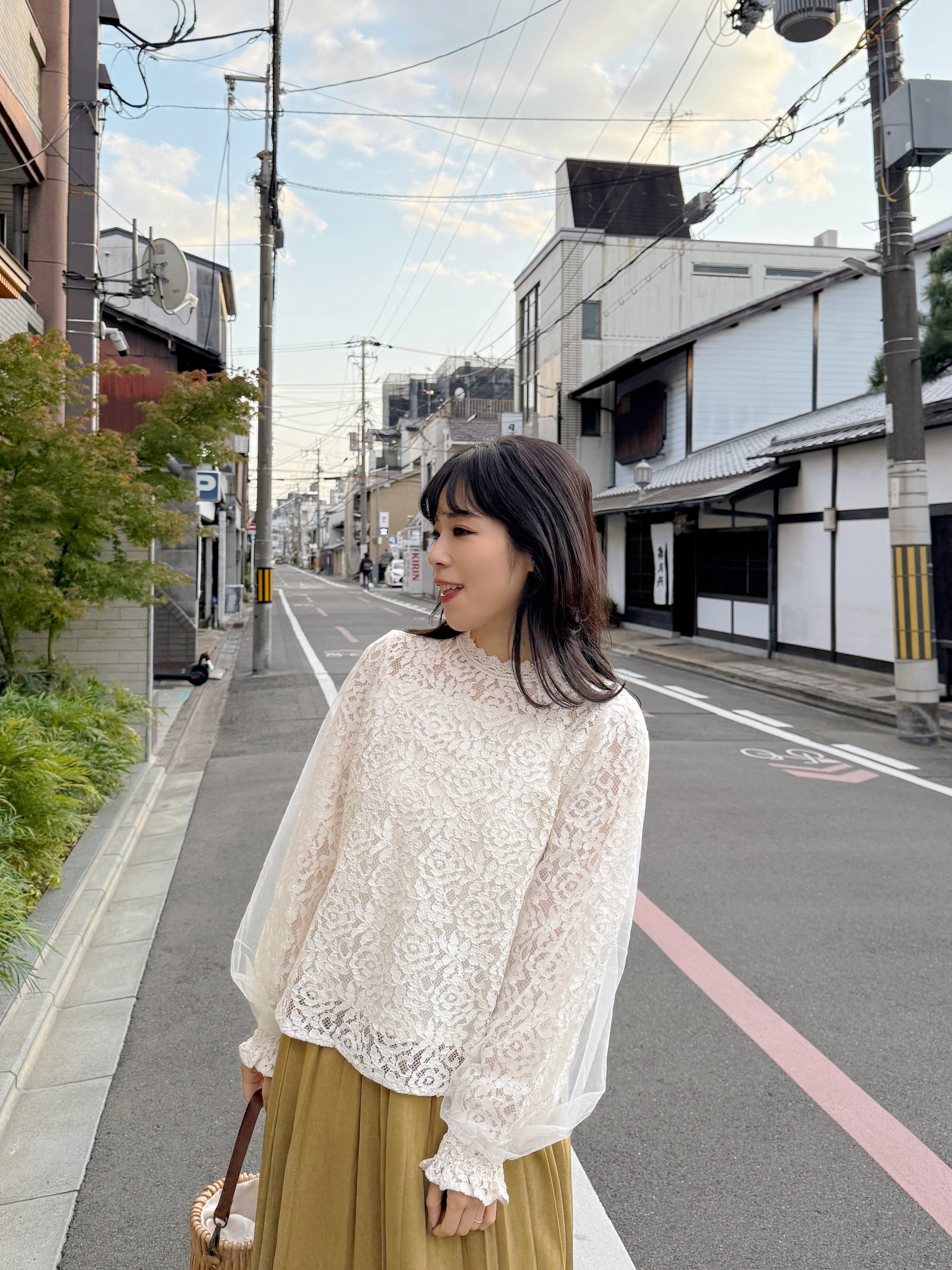 3色•紗紗泡泡袖蕾絲上衣