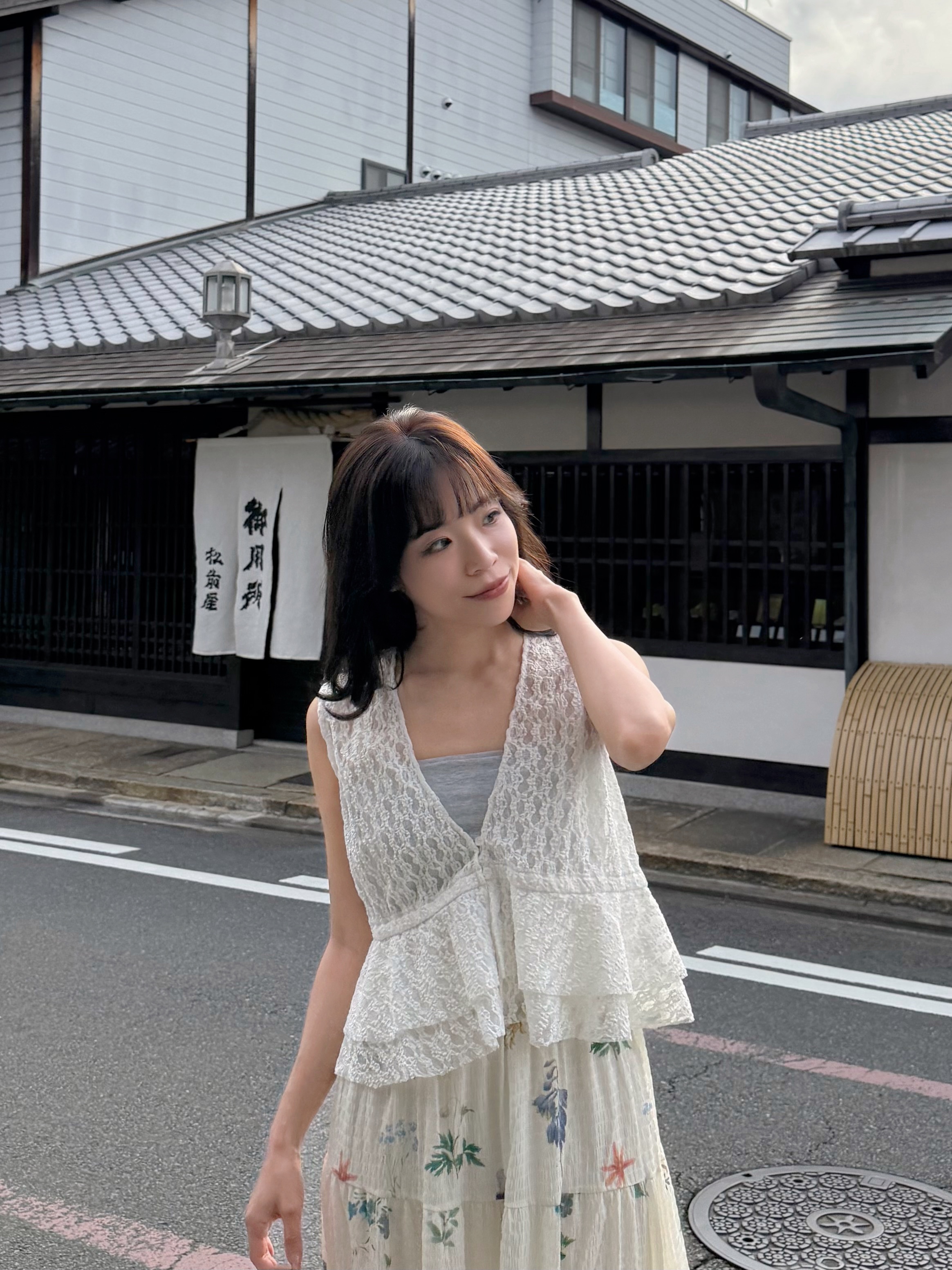 V領蕾絲波浪擺背心