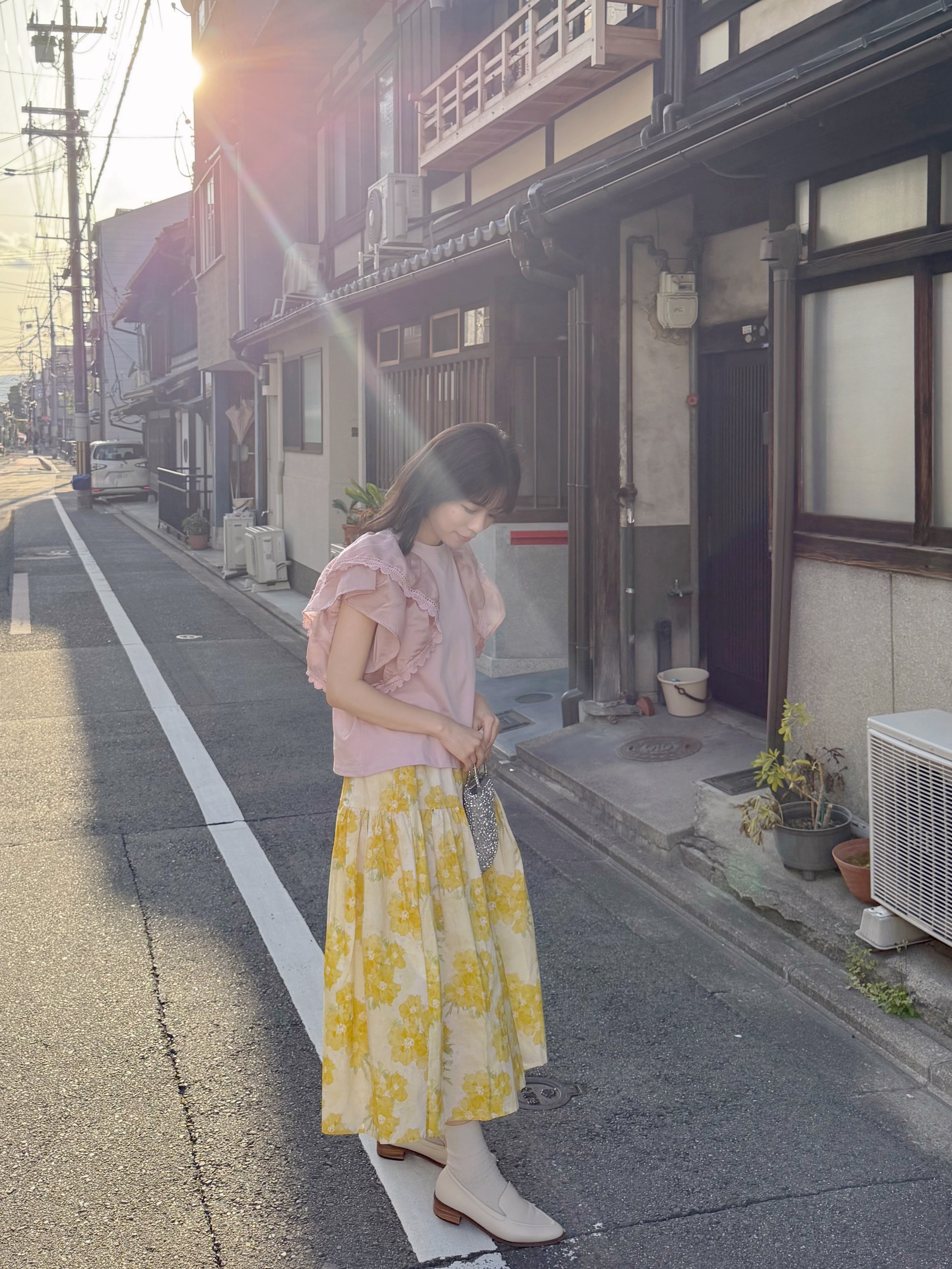 2色•波浪傘袖蕾絲車邊Tee