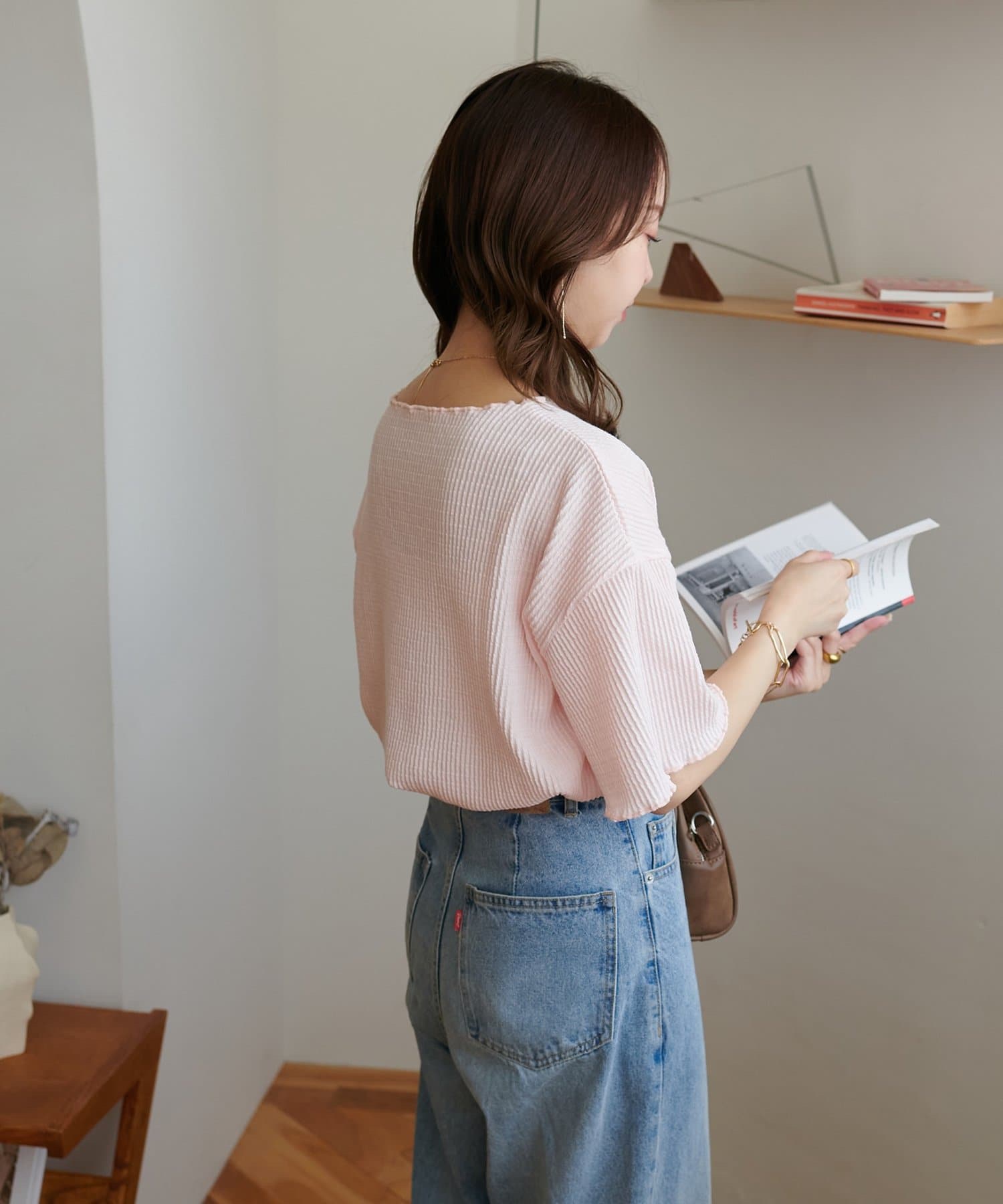 暗直條壓紋木耳邊寬領Tee