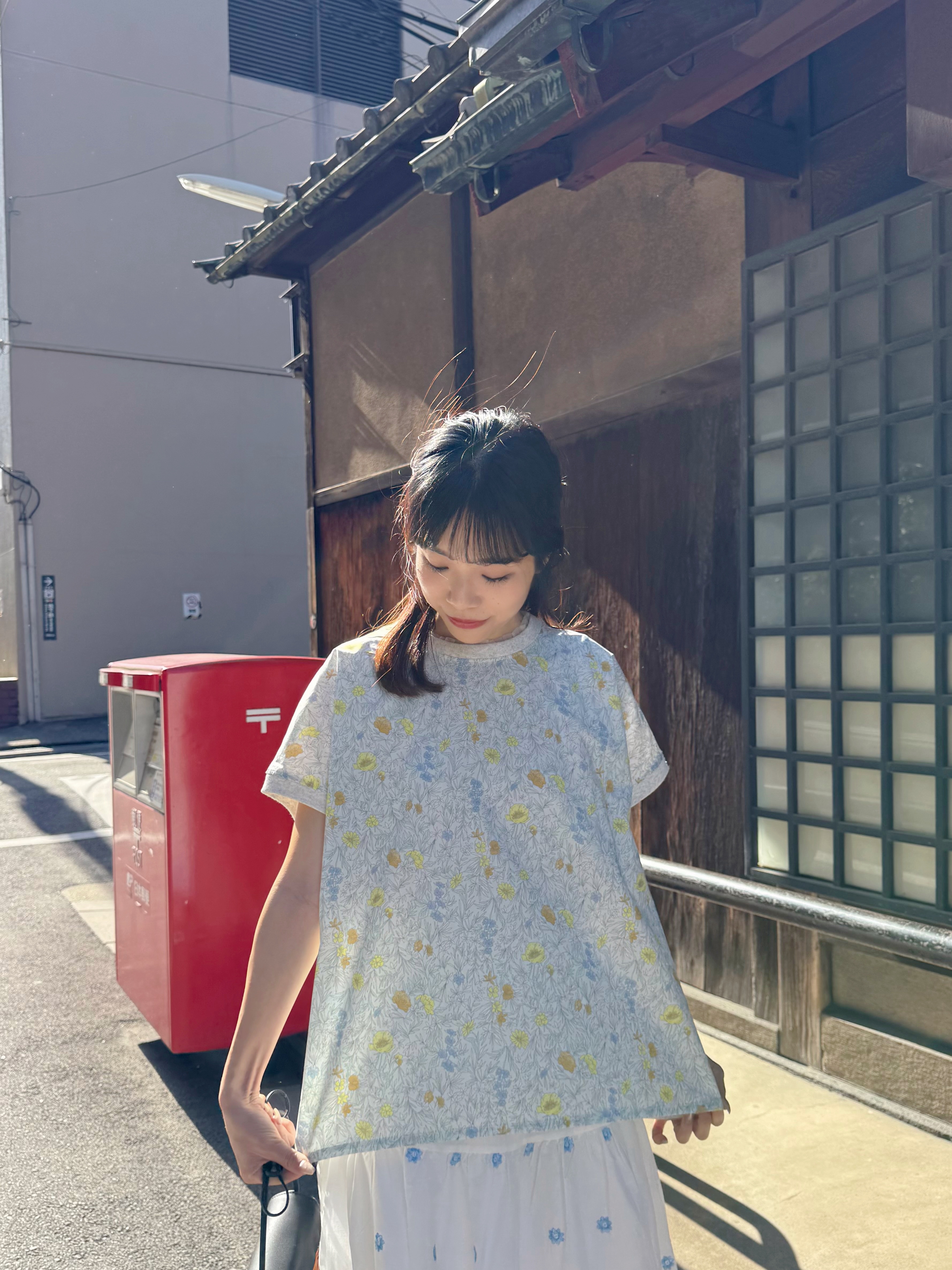 淡色清新花花上衣