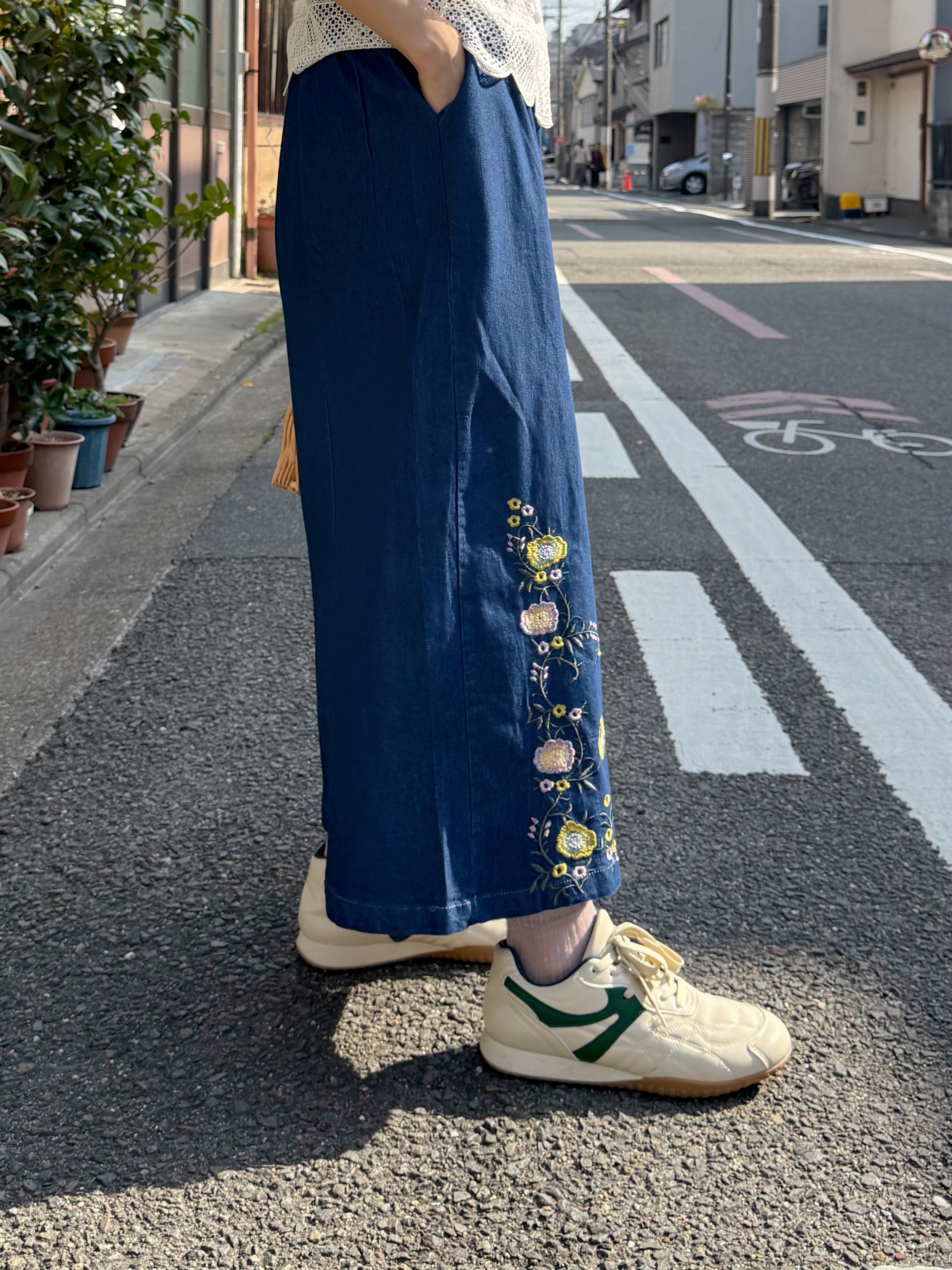 深藍色刺繡闊腳牛仔褲