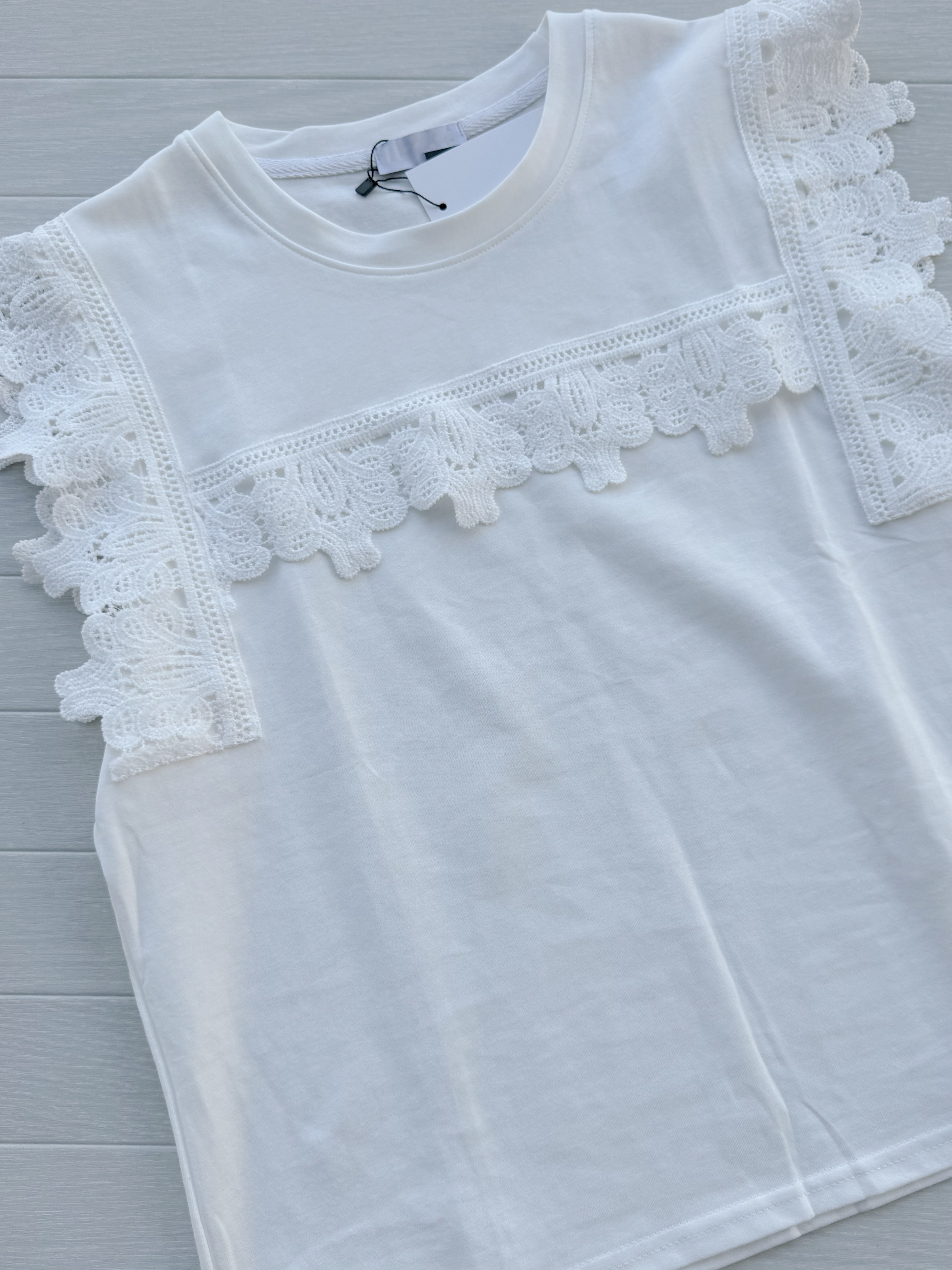 白色蕾絲車邊Tee