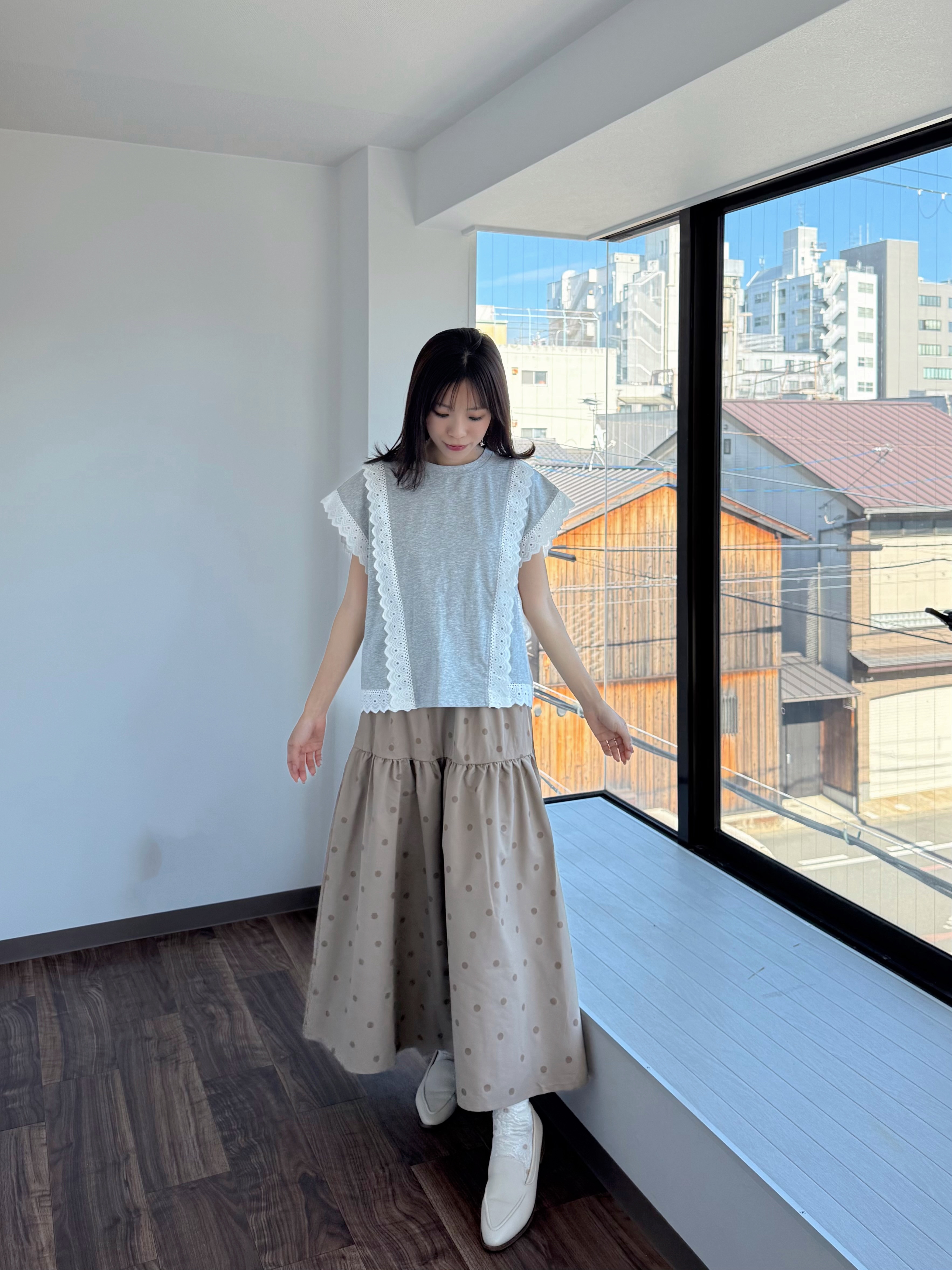 2色•蕾絲車邊斜袖Tee