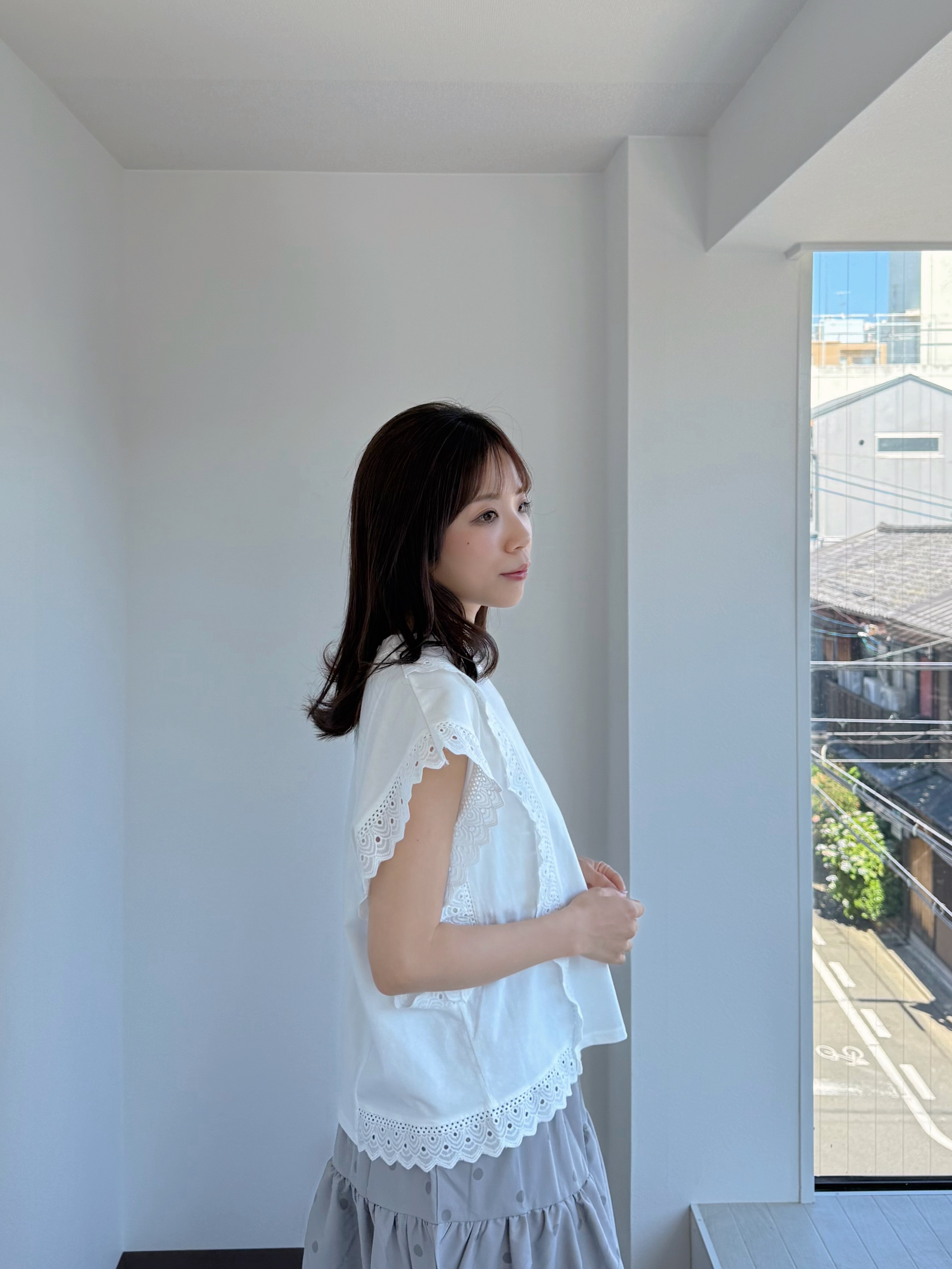 2色•蕾絲車邊斜袖Tee