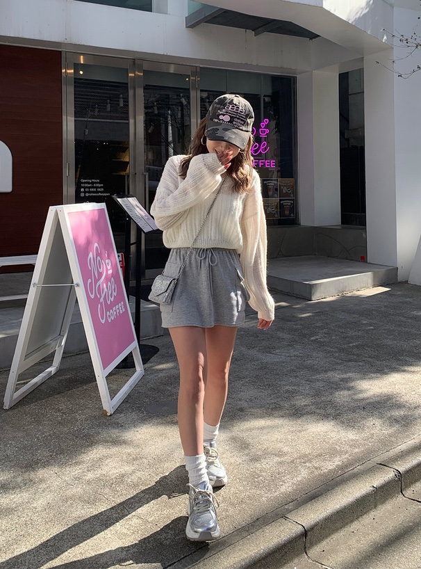 5色•V領鏤空糖果色上衣