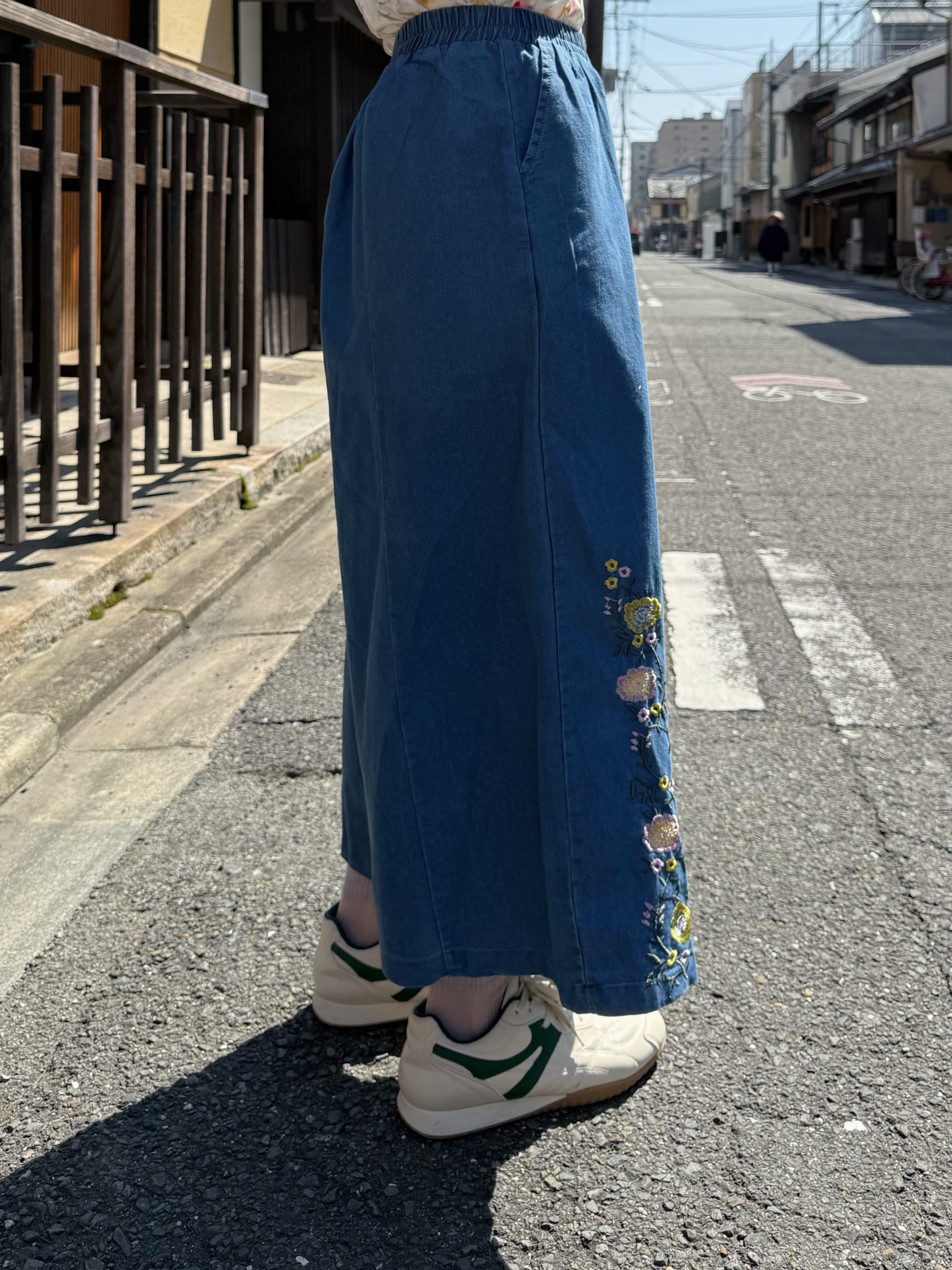 刺繡花薄款闊腳牛仔褲