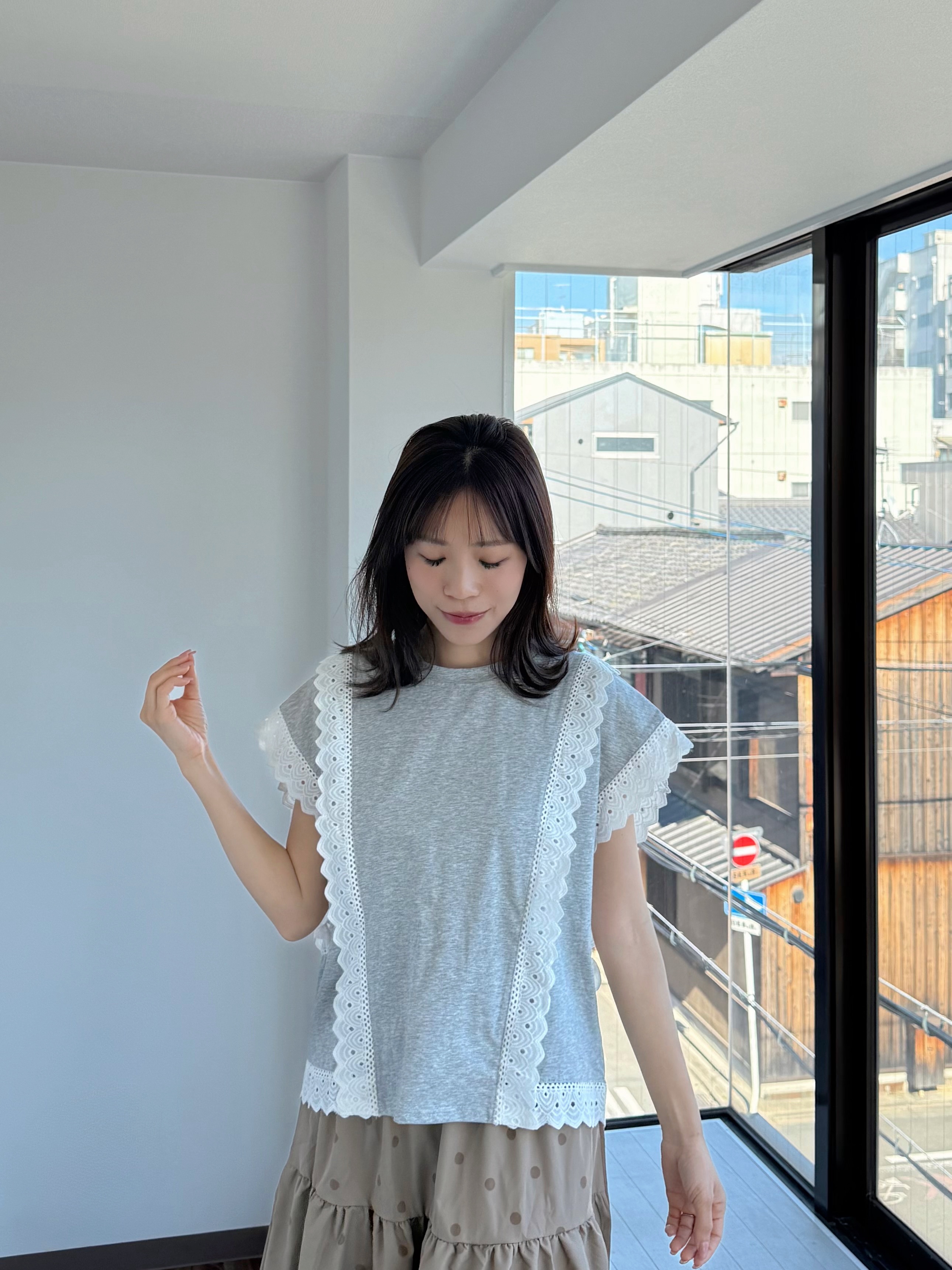 2色•蕾絲車邊斜袖Tee