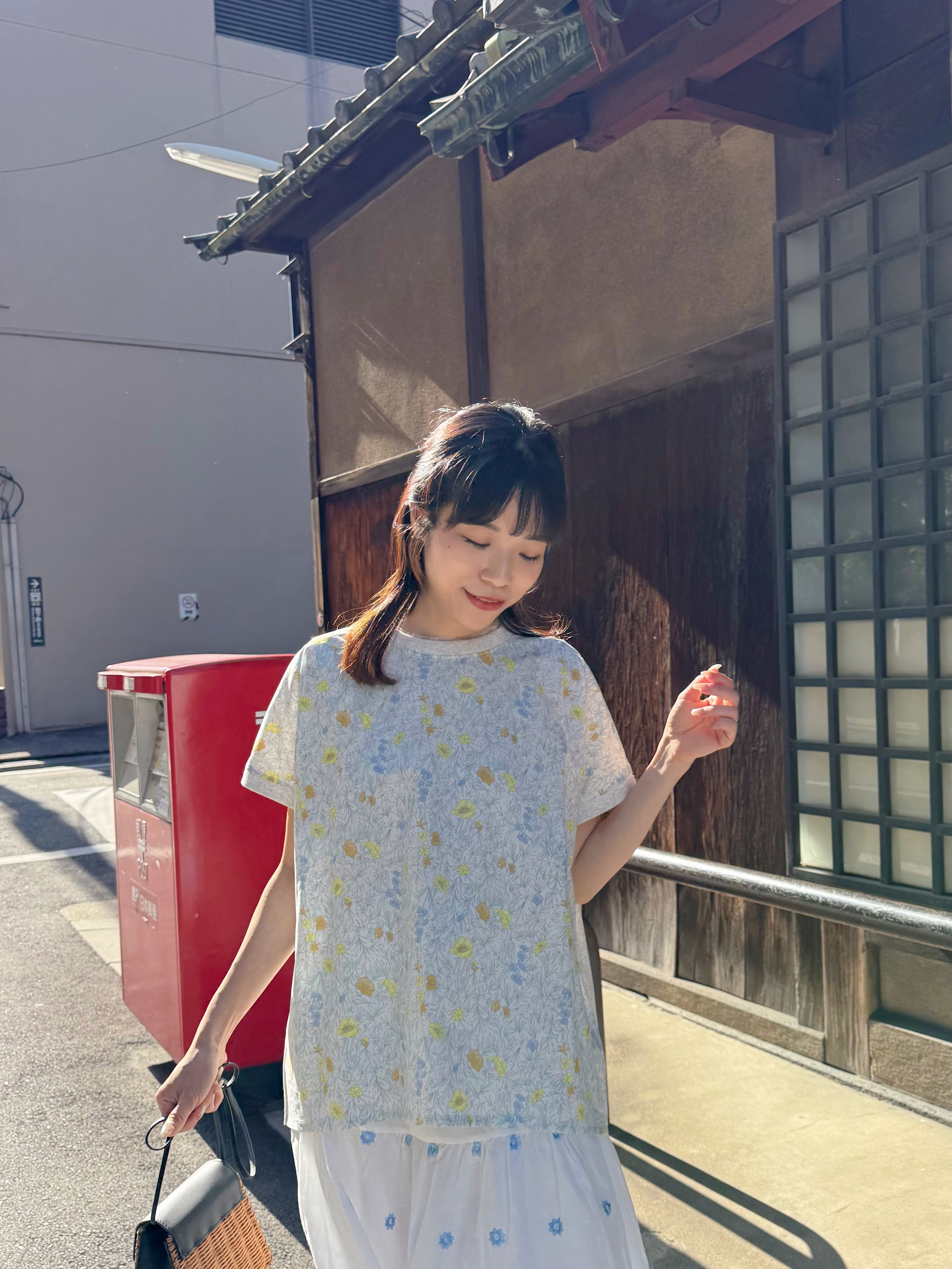 淡色清新花花上衣