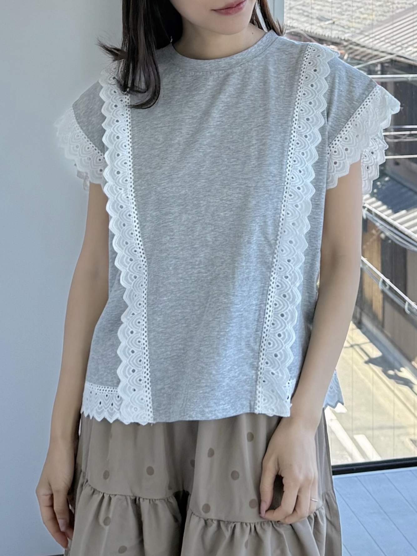 2色•蕾絲車邊斜袖Tee