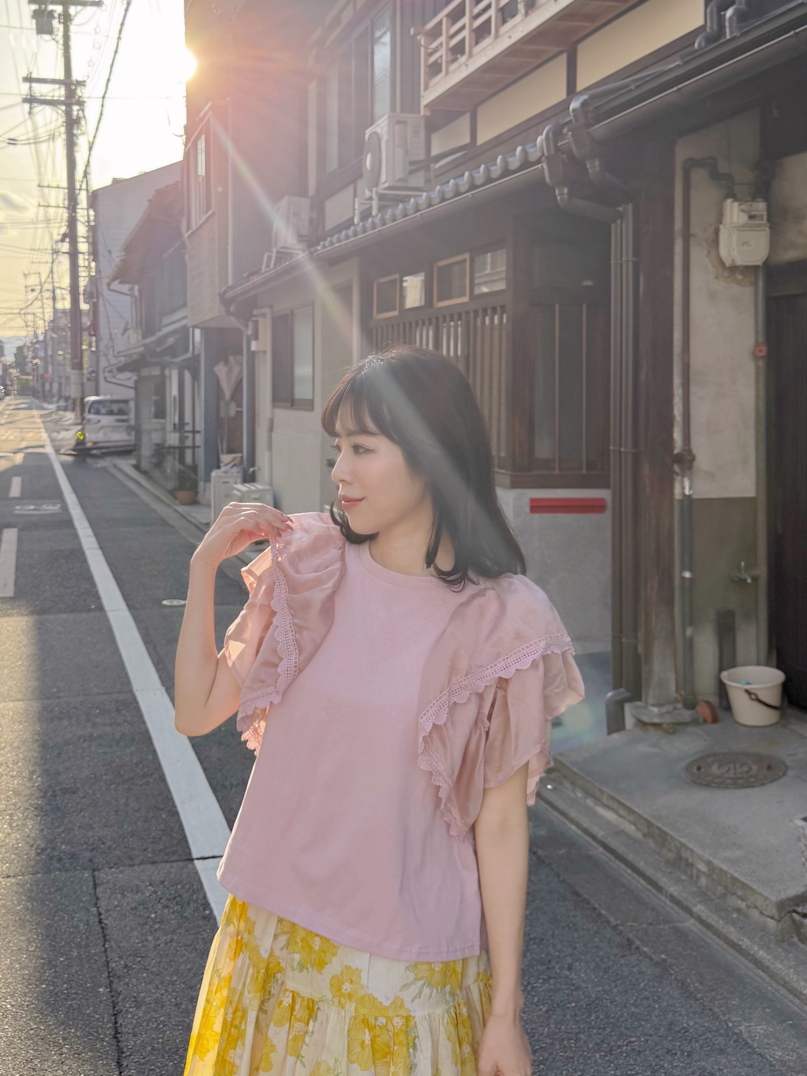 2色•波浪傘袖蕾絲車邊Tee