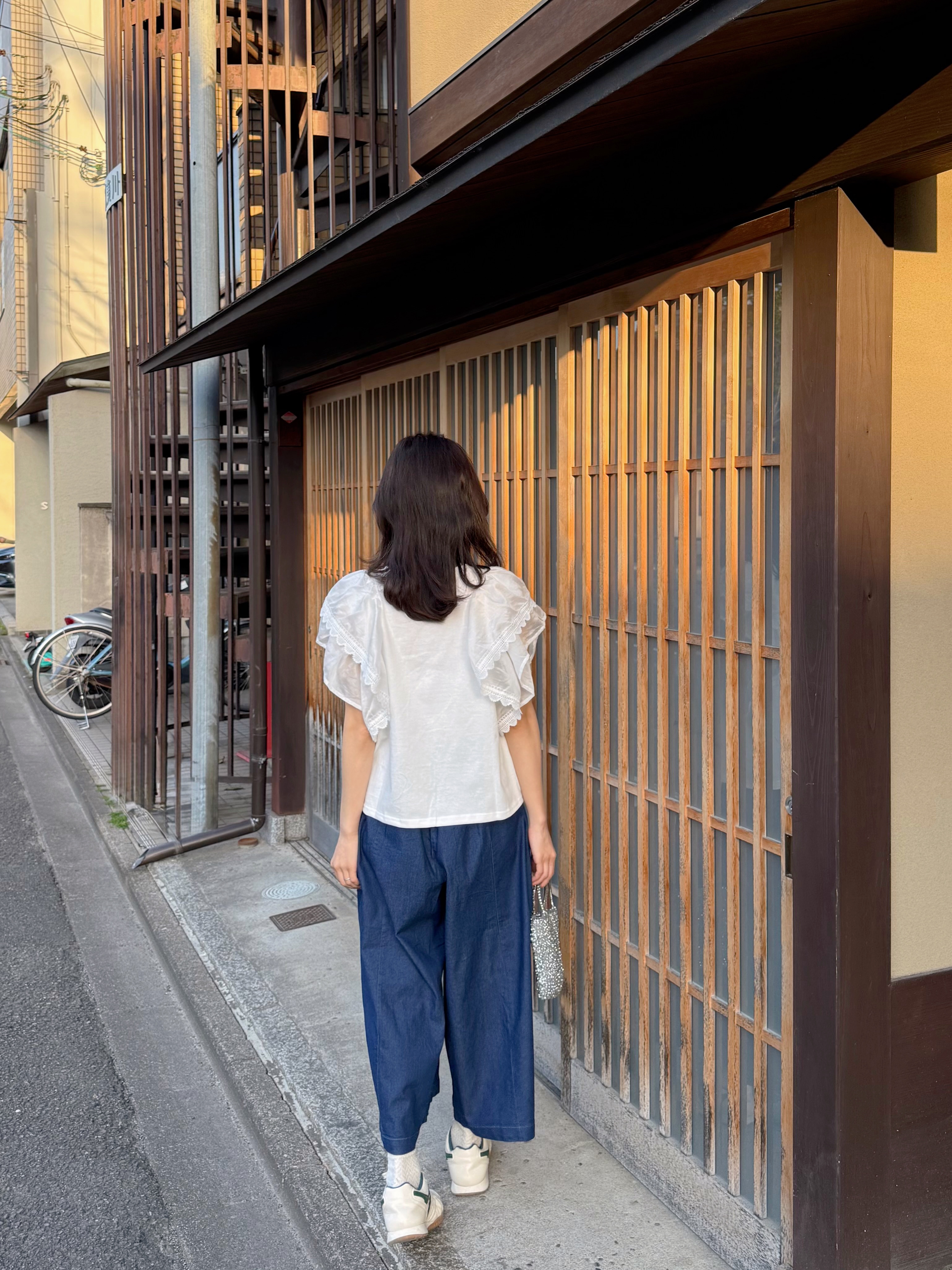 2色•波浪傘袖蕾絲車邊Tee