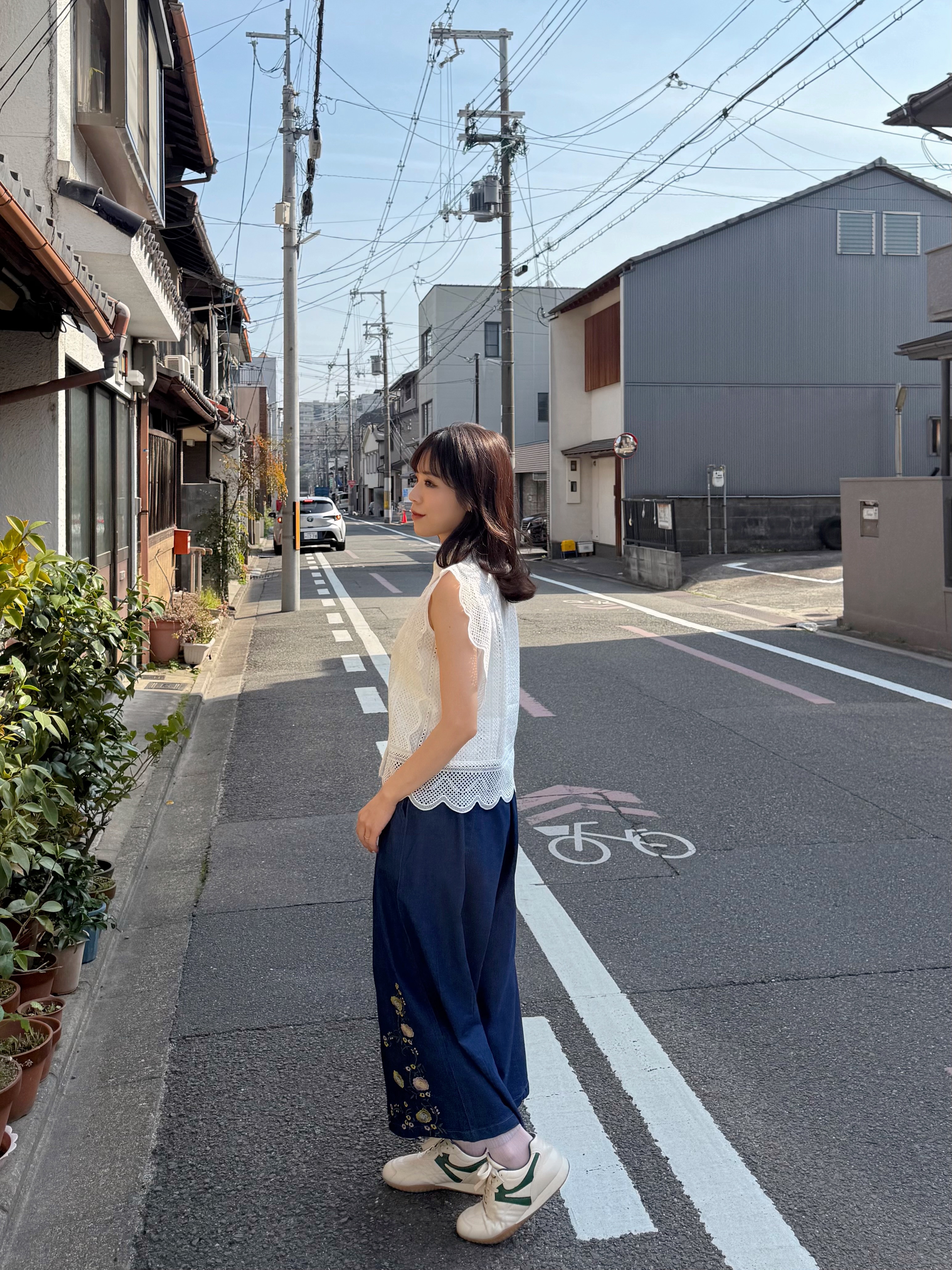 深藍色刺繡闊腳牛仔褲