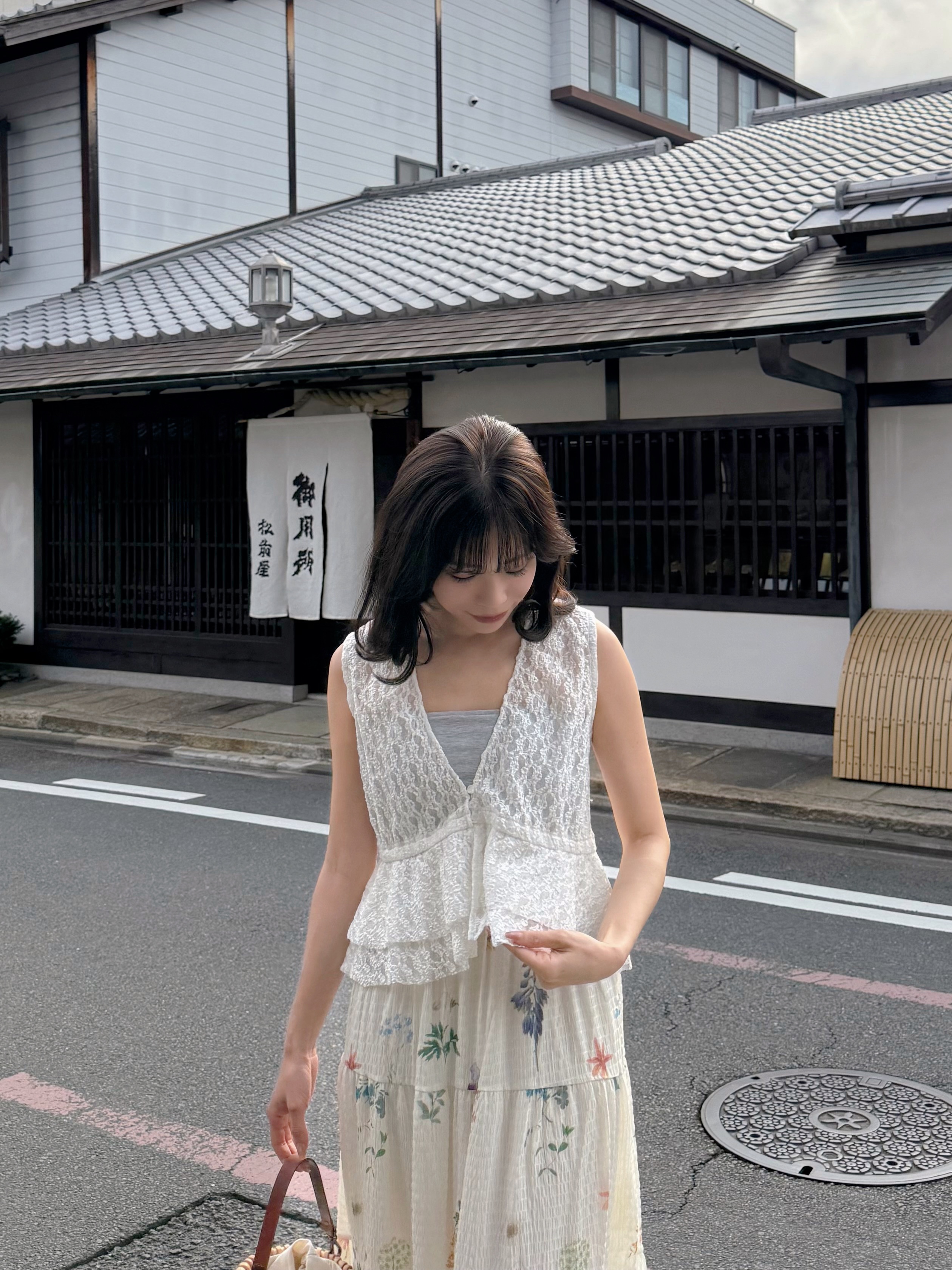 V領蕾絲波浪擺背心