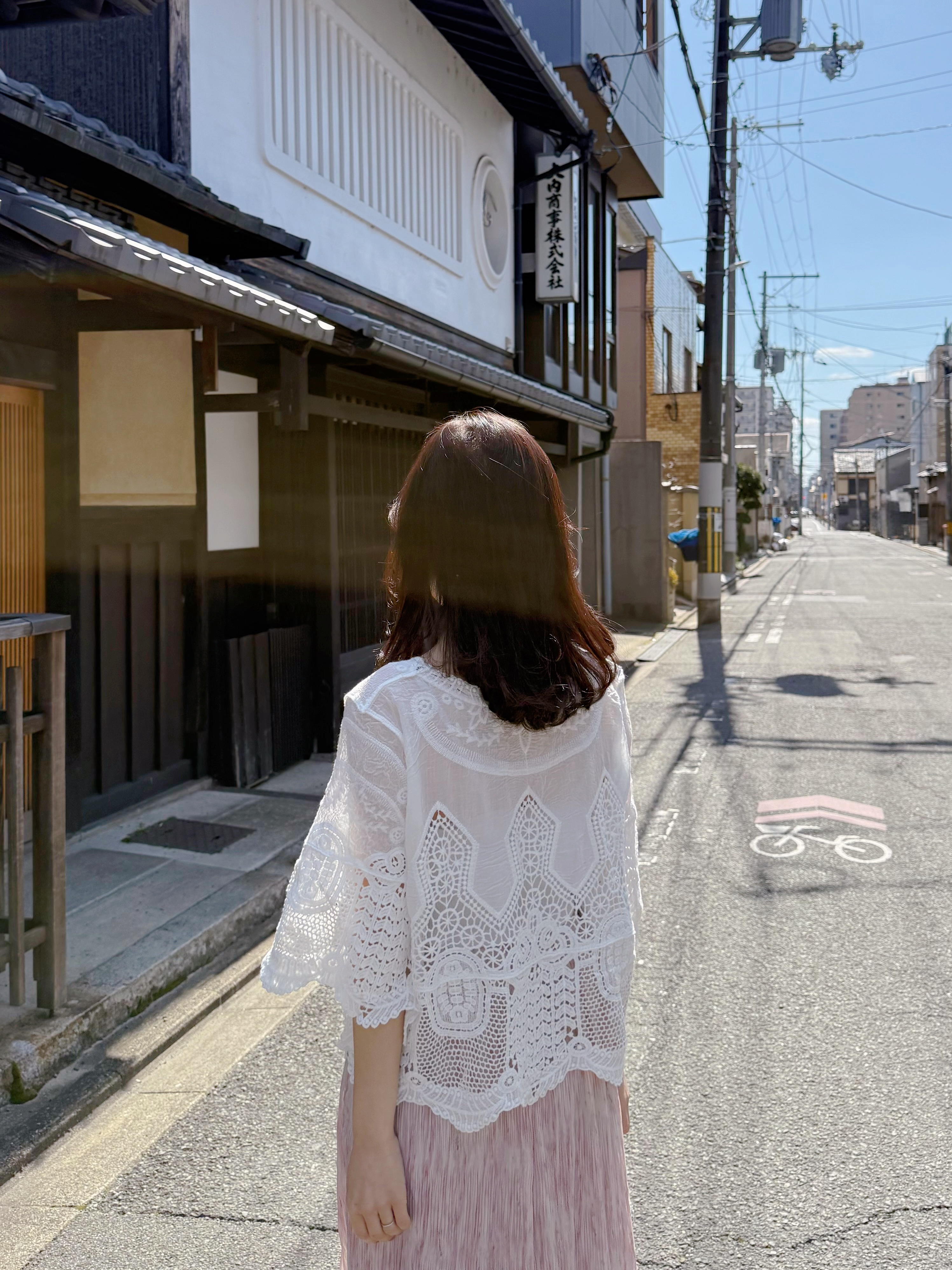刺繡花傘袖鏤空上衣