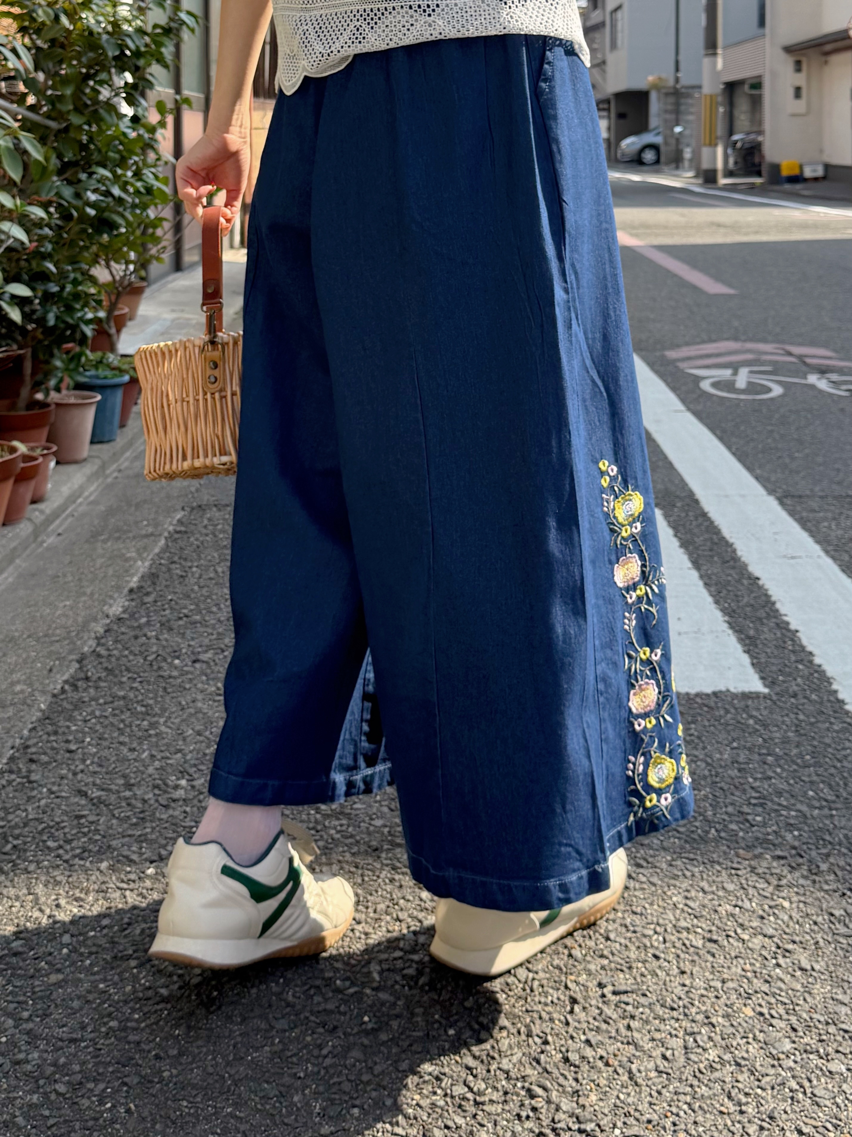 深藍色刺繡闊腳牛仔褲