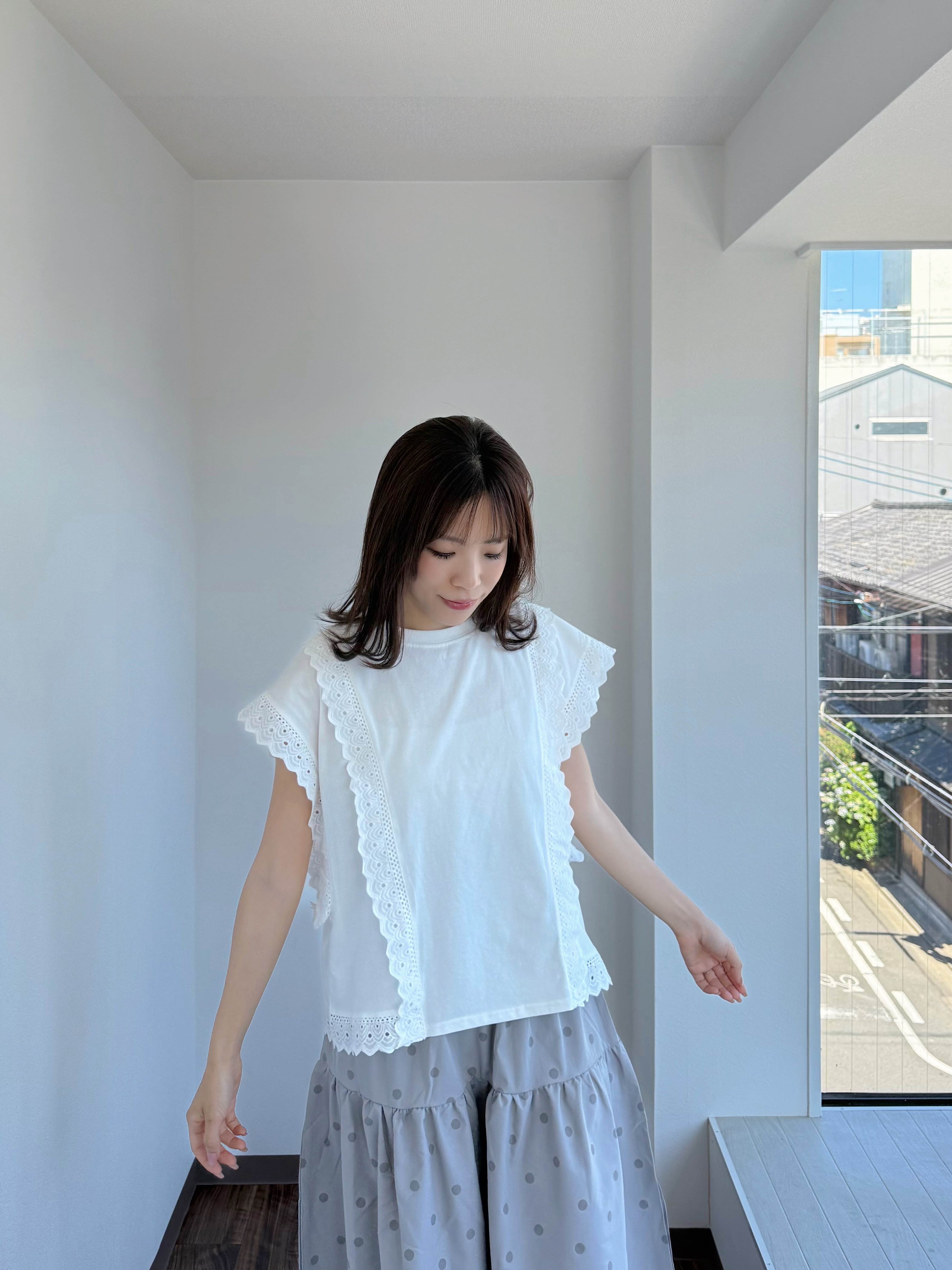 2色•蕾絲車邊斜袖Tee