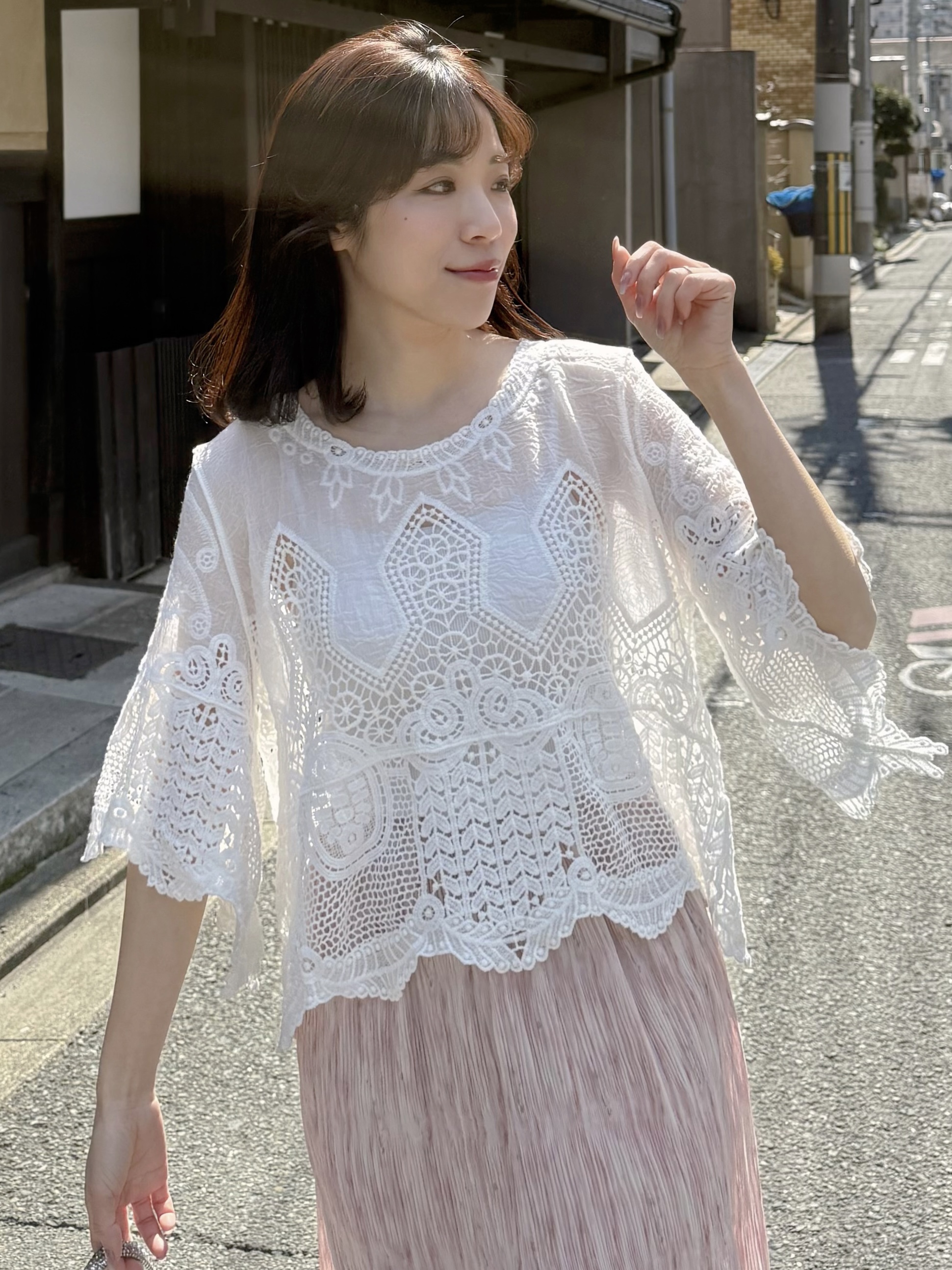 刺繡花傘袖鏤空上衣