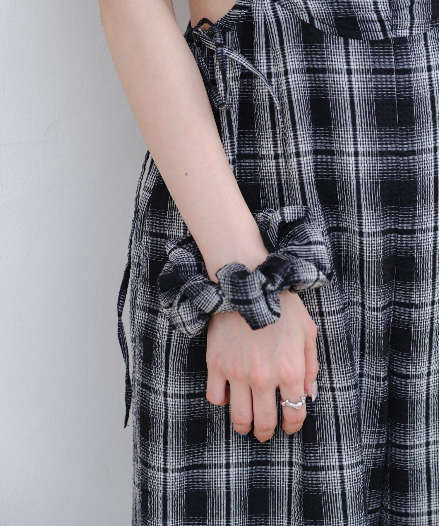 黑白格吊帶連身褲 + 髮圈套裝