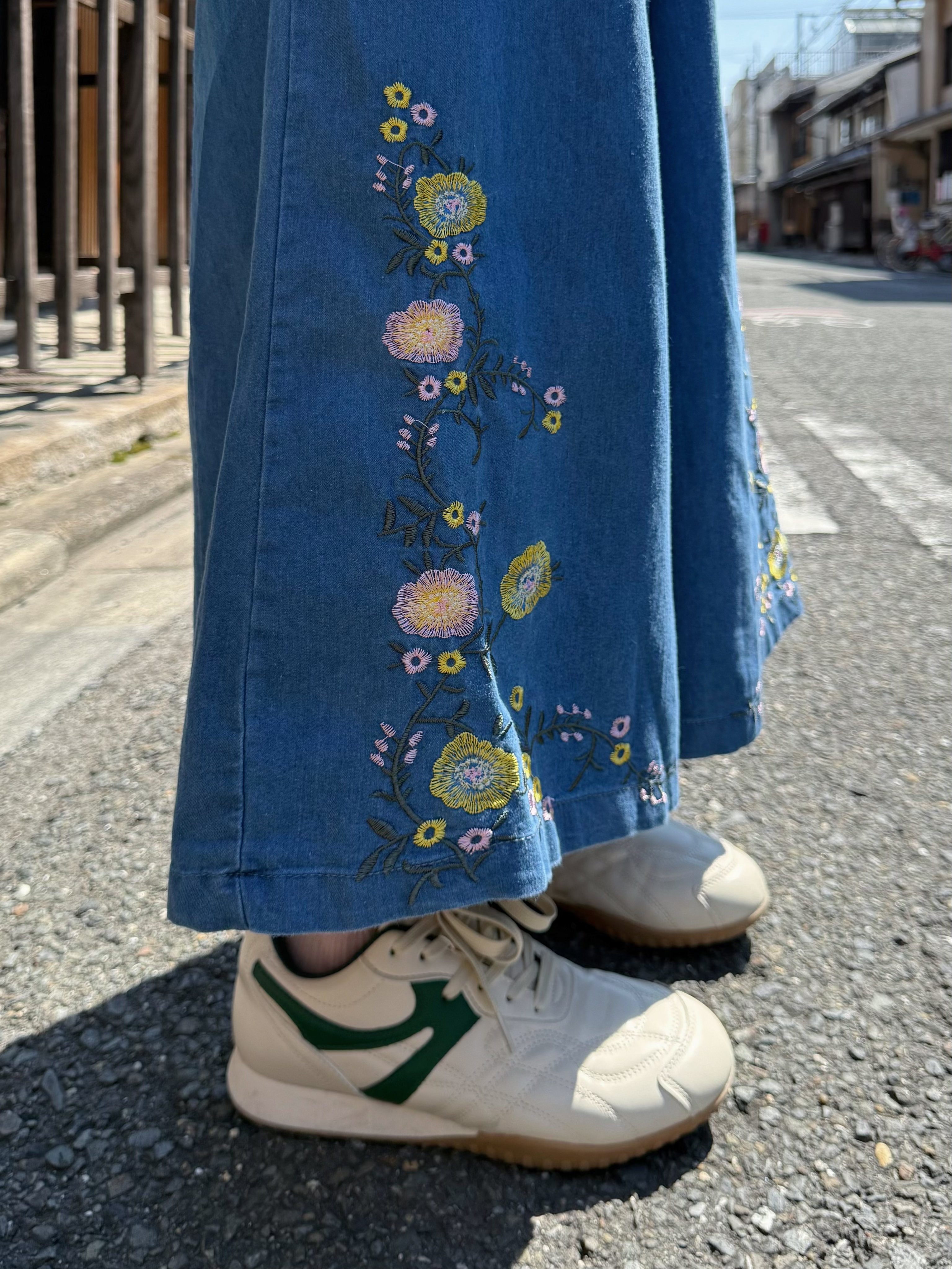 刺繡花薄款闊腳牛仔褲