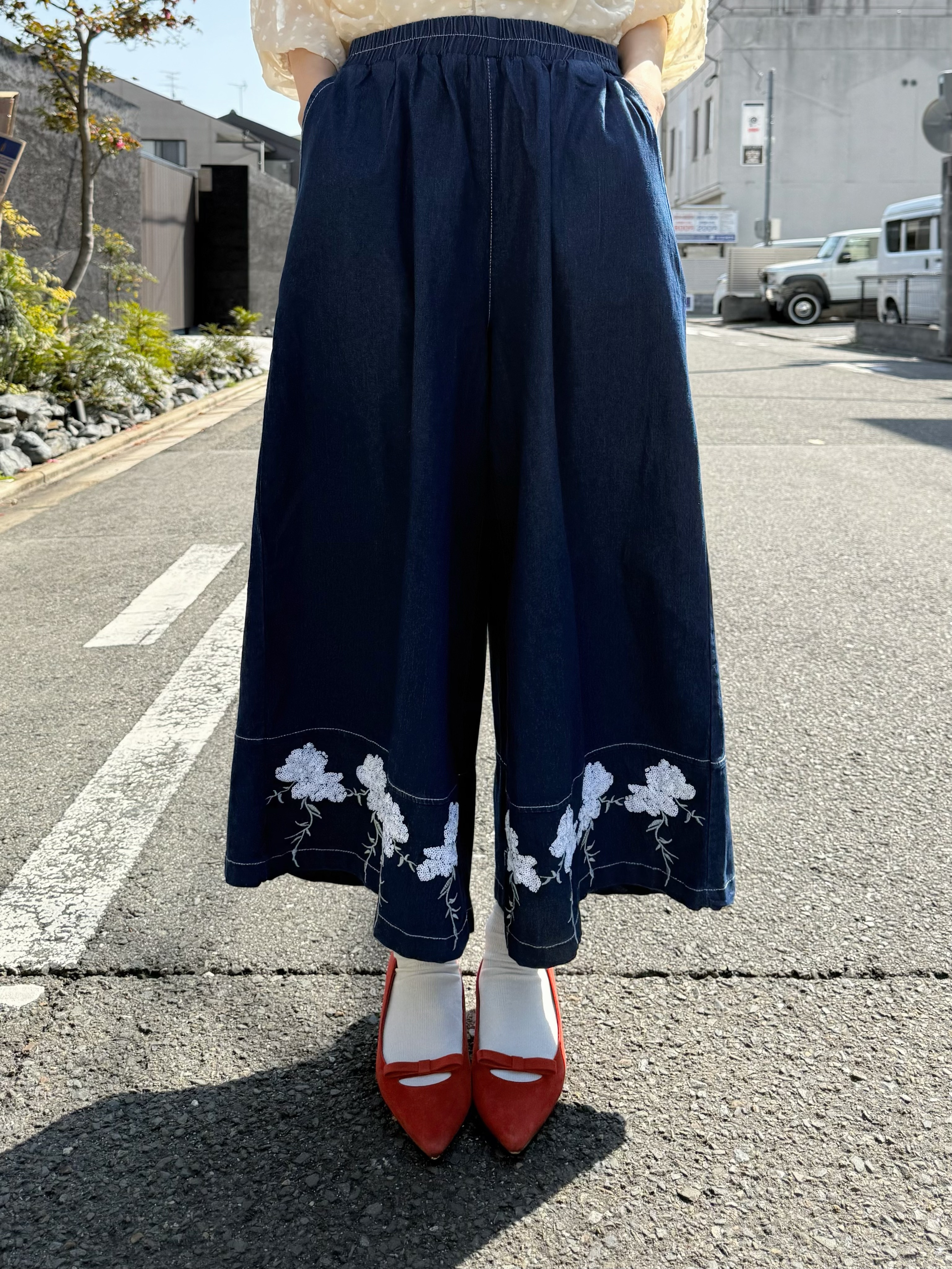 2色•刺繡珠片花薄牛仔闊腳褲