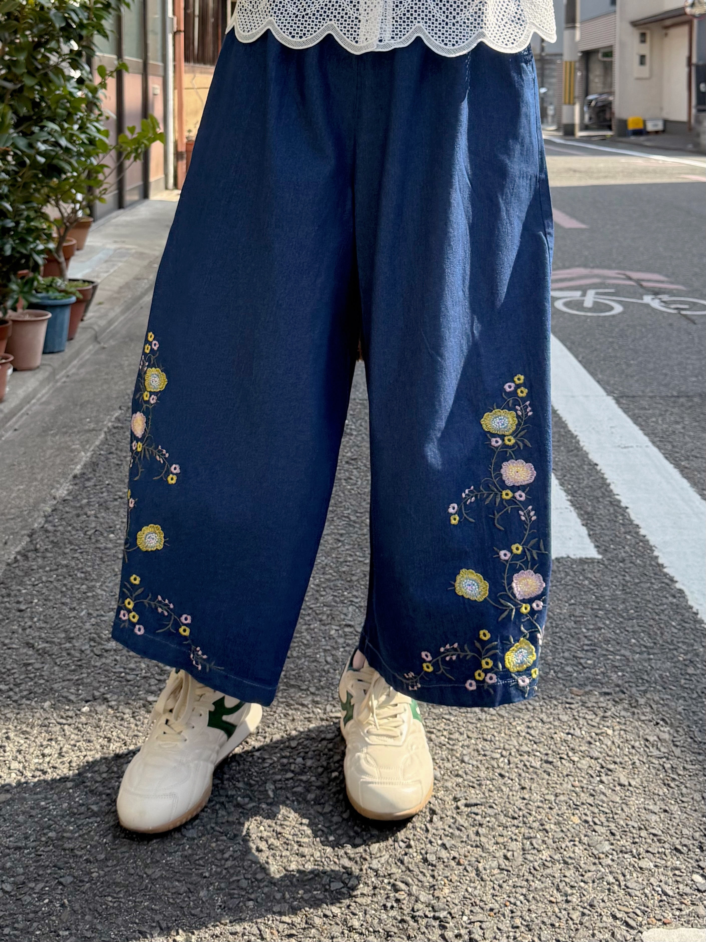 深藍色刺繡闊腳牛仔褲