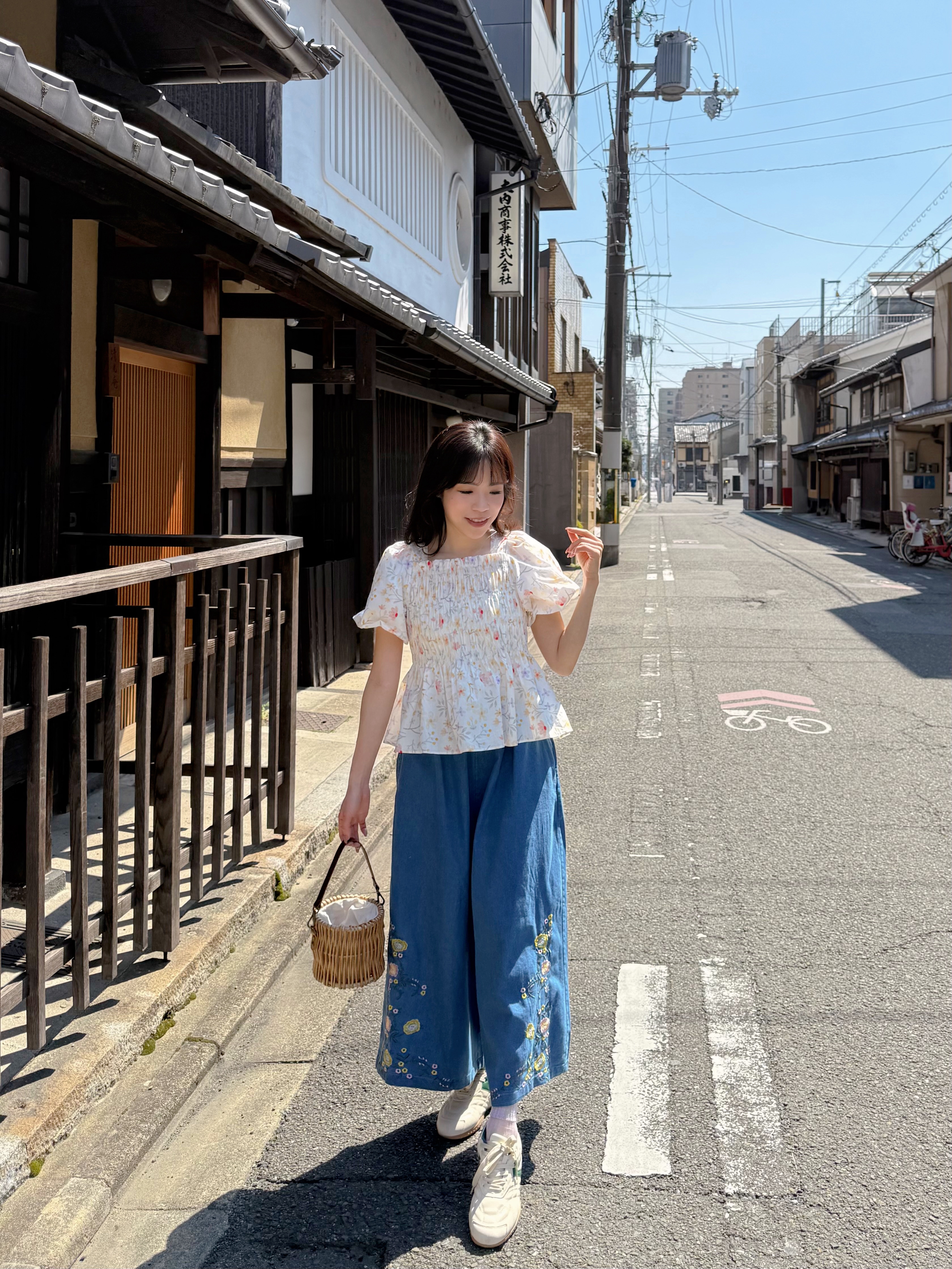 刺繡花薄款闊腳牛仔褲
