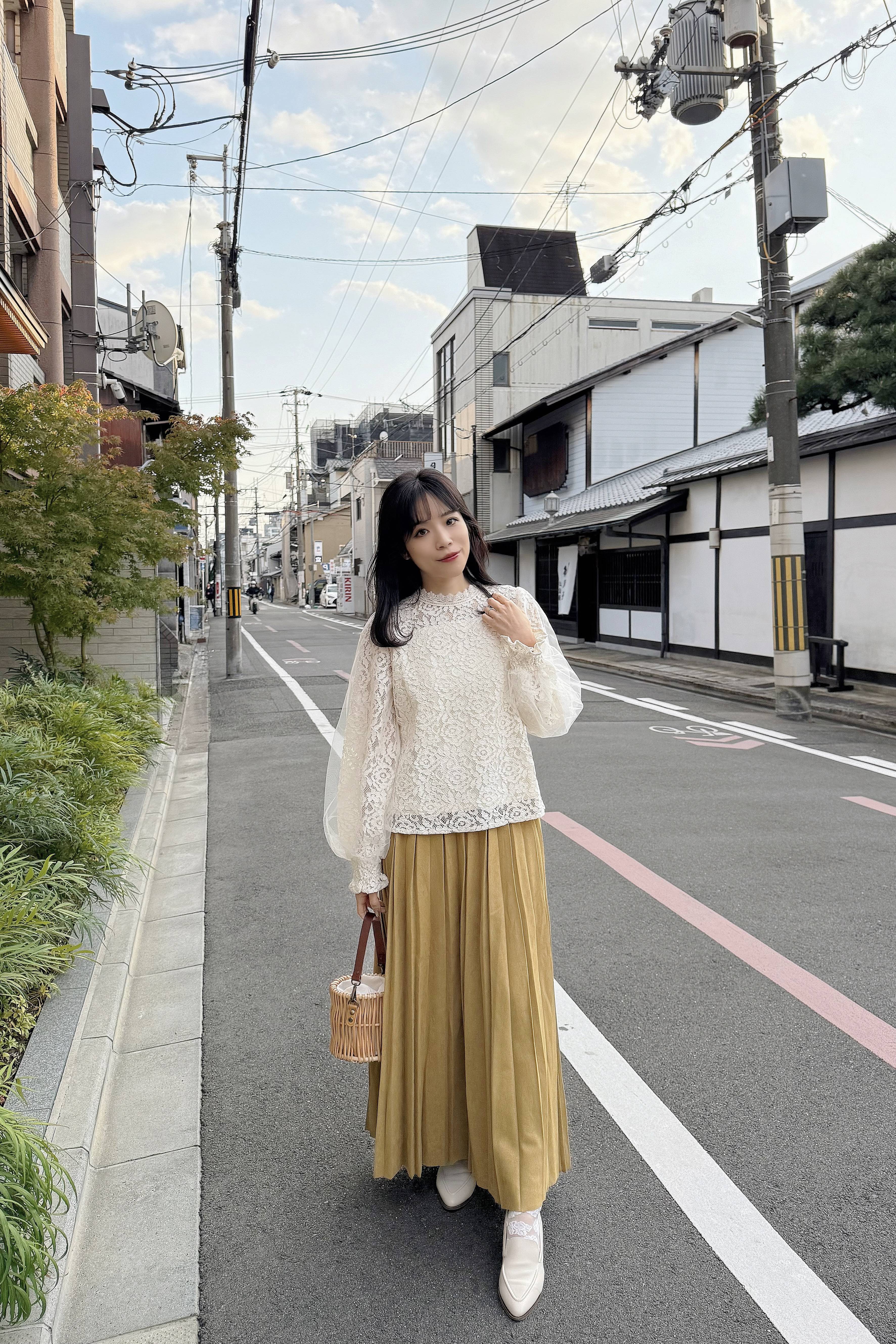 3色•紗紗泡泡袖蕾絲上衣