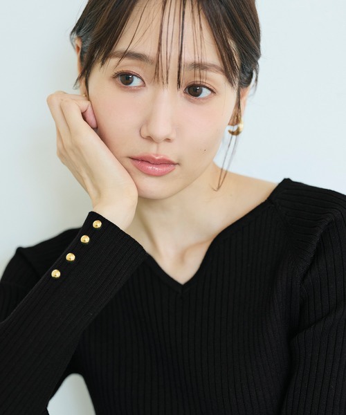 4色•S-L碼•金鈕扣袖口心形領針織上衣