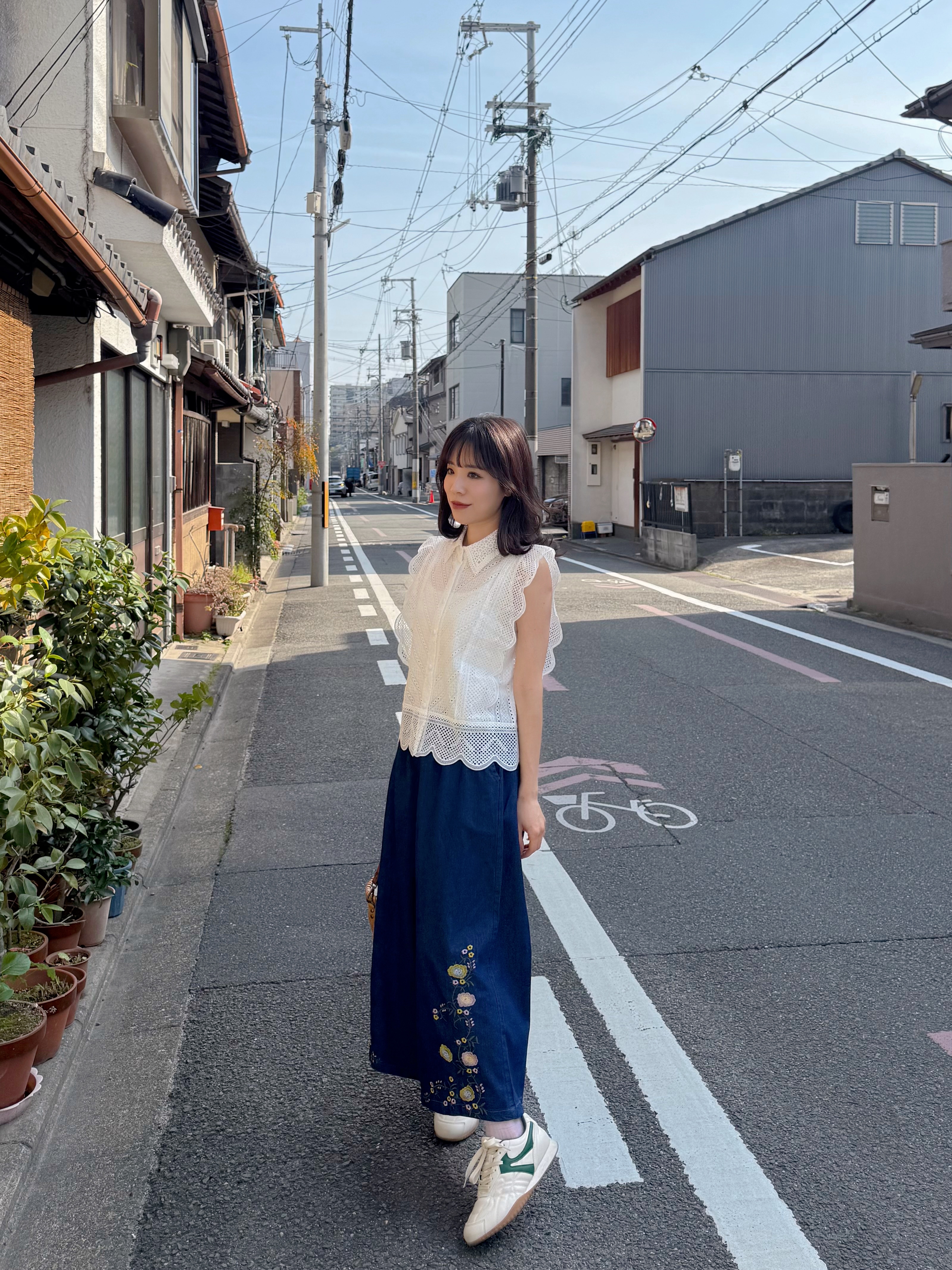 深藍色刺繡闊腳牛仔褲