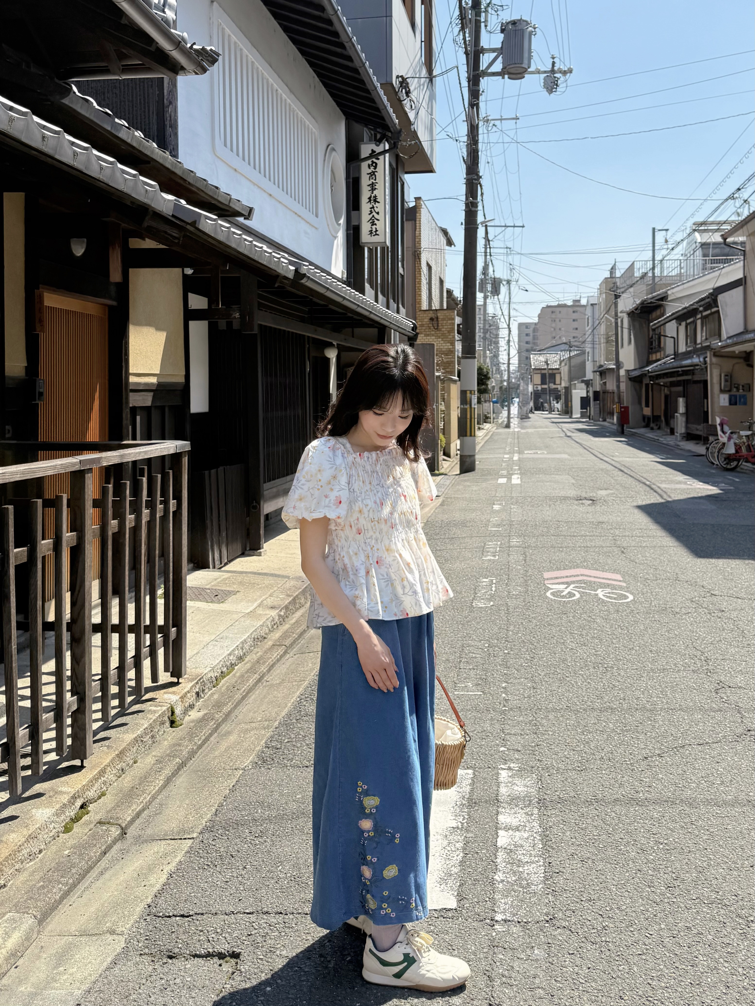 刺繡花薄款闊腳牛仔褲