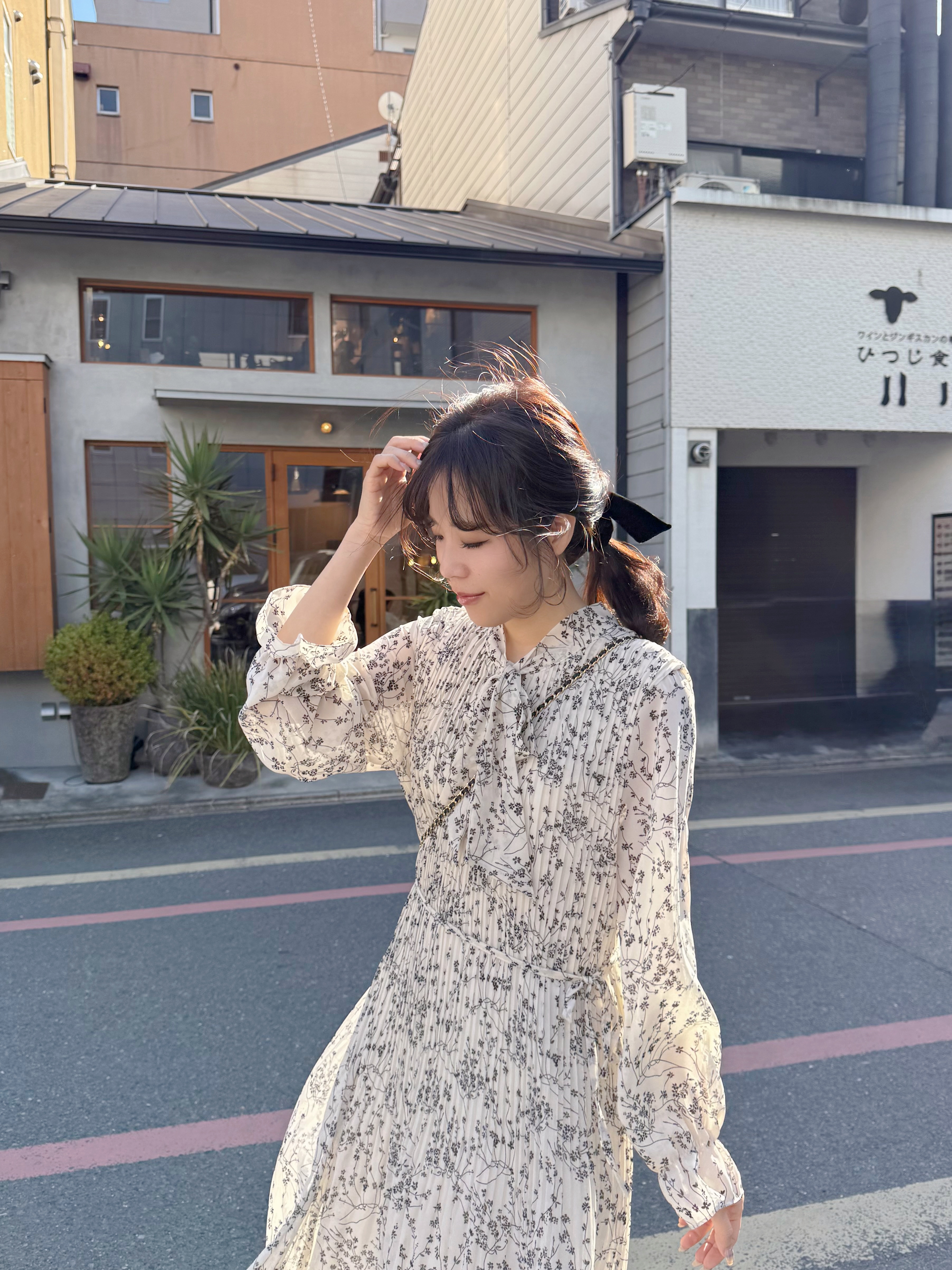 碎花百褶蝴蝶結領帶雪紡連身裙