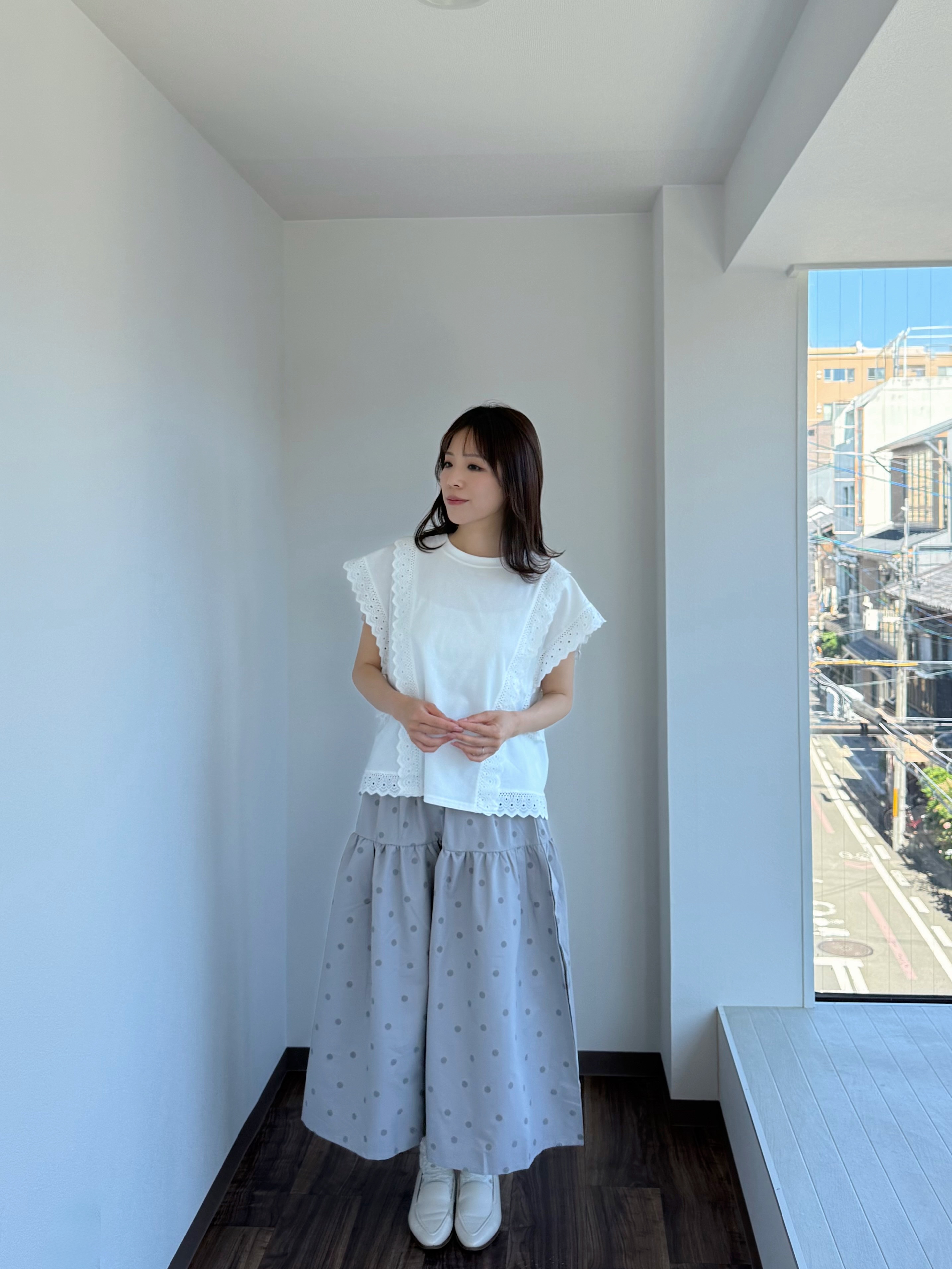 2色•蕾絲車邊斜袖Tee