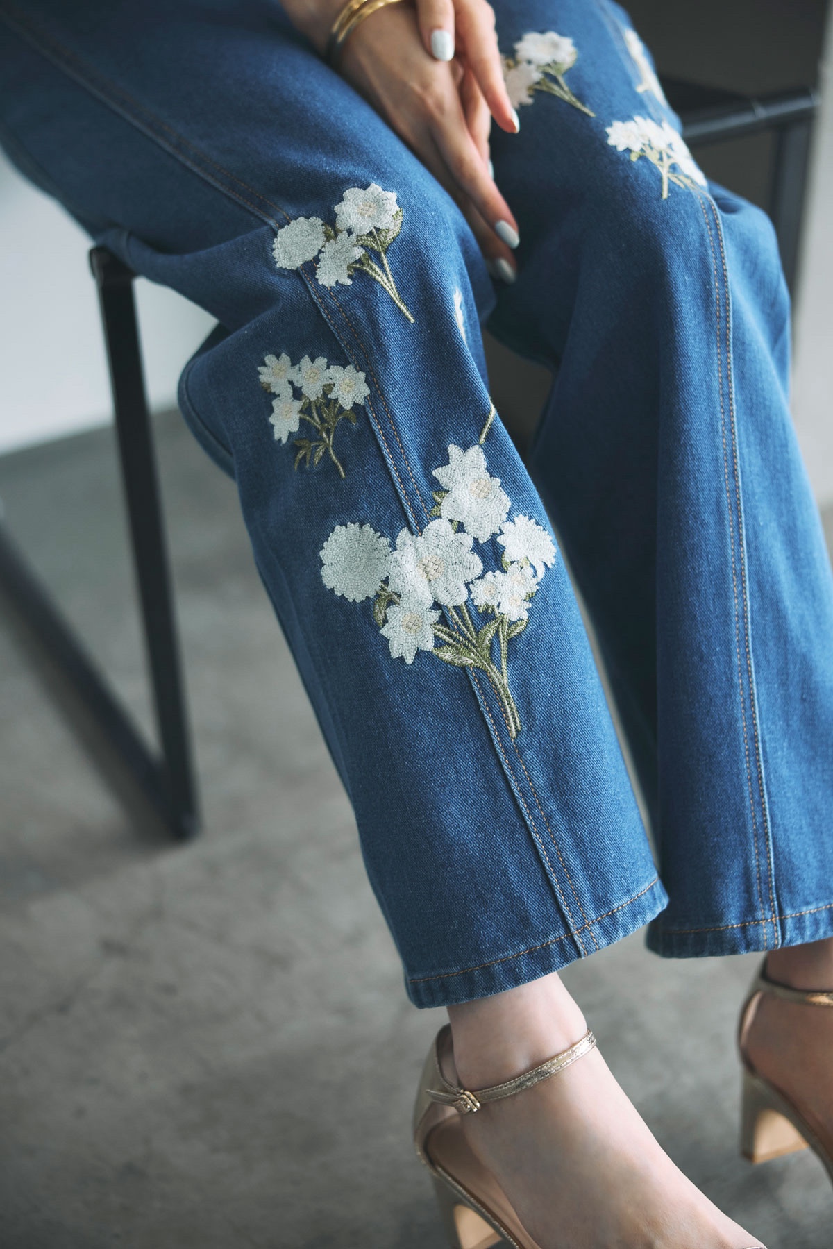 刺繡花闊腳修腳牛仔褲