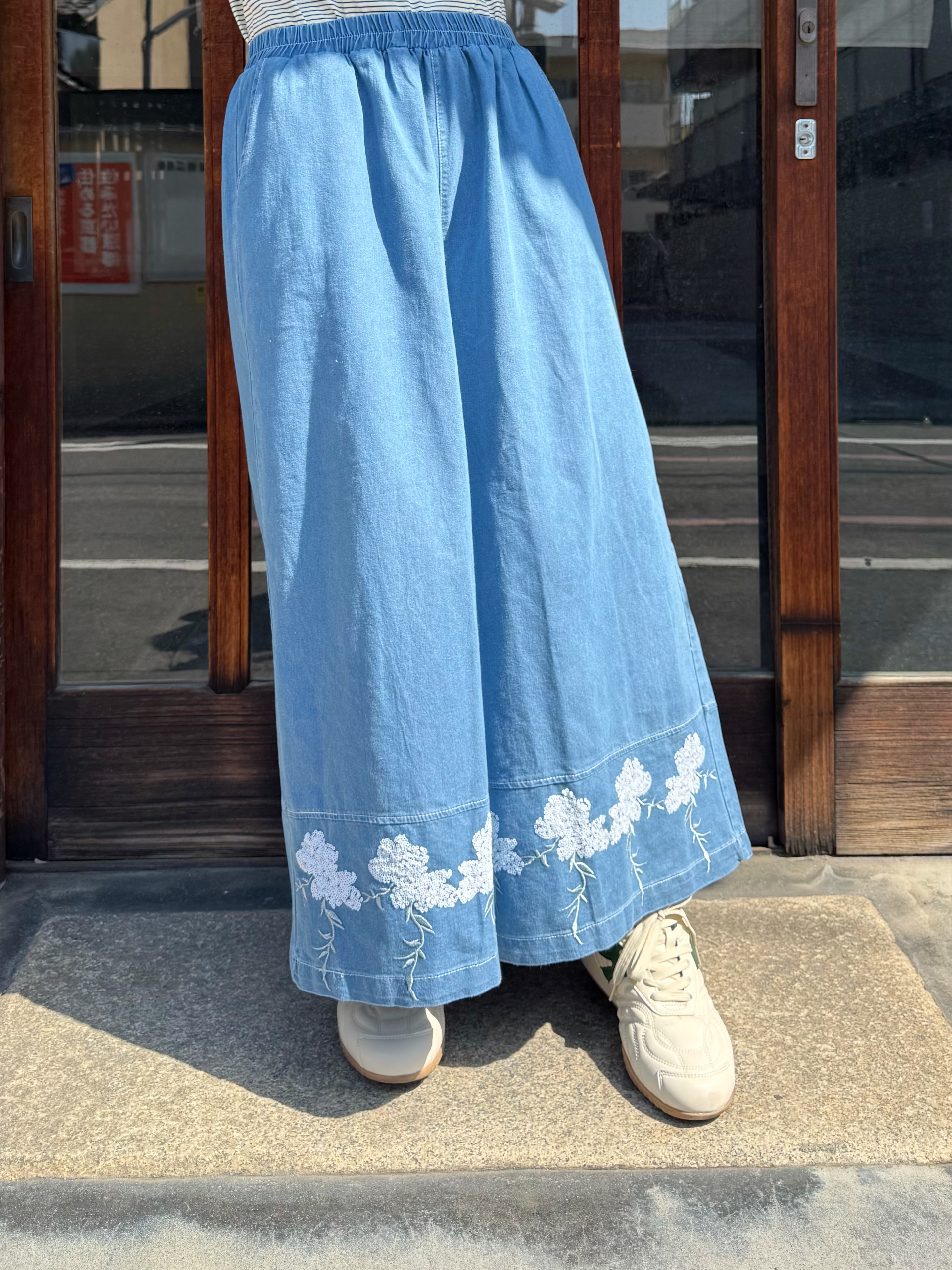 2色•刺繡珠片花薄牛仔闊腳褲