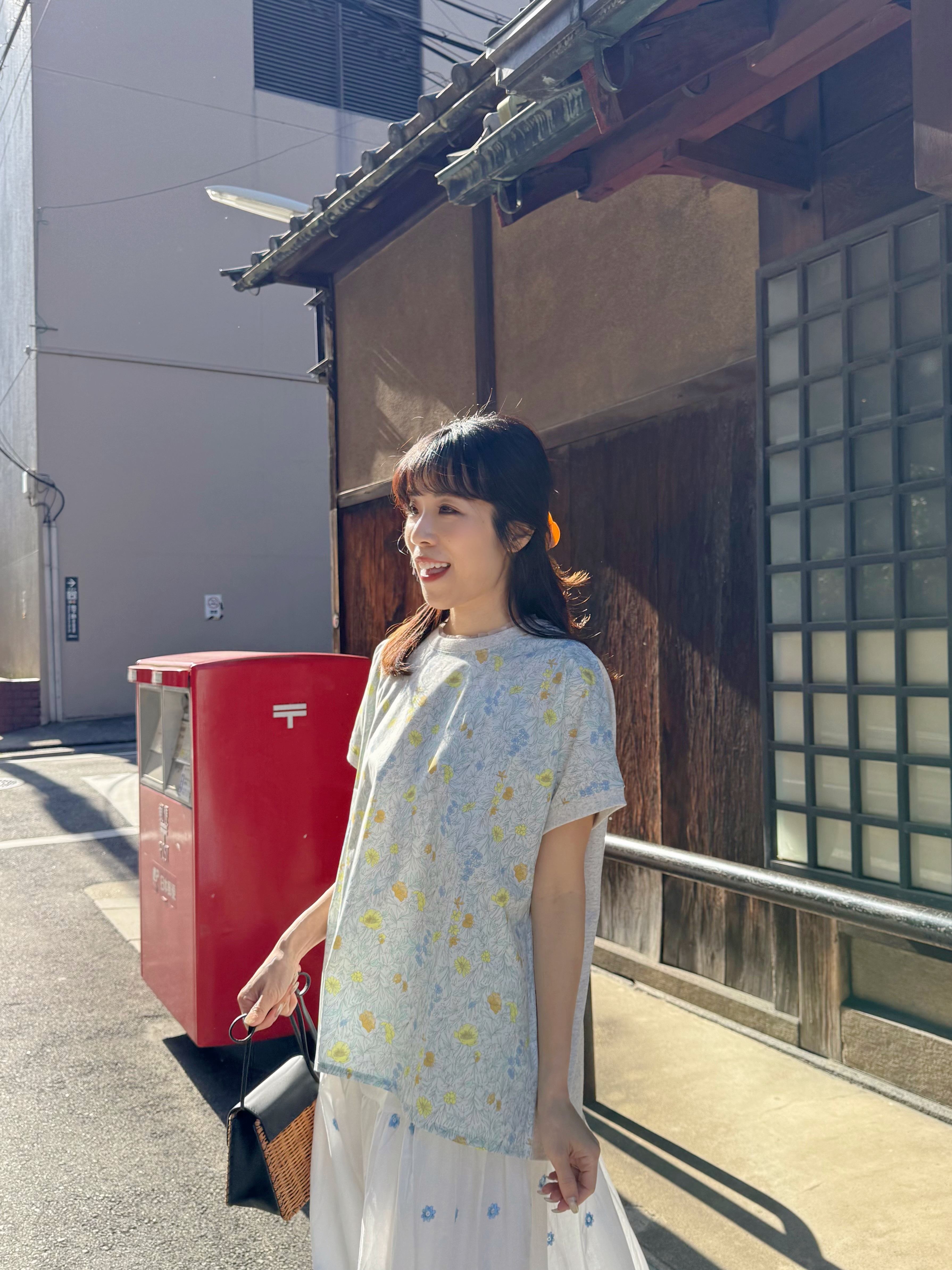 淡色清新花花上衣