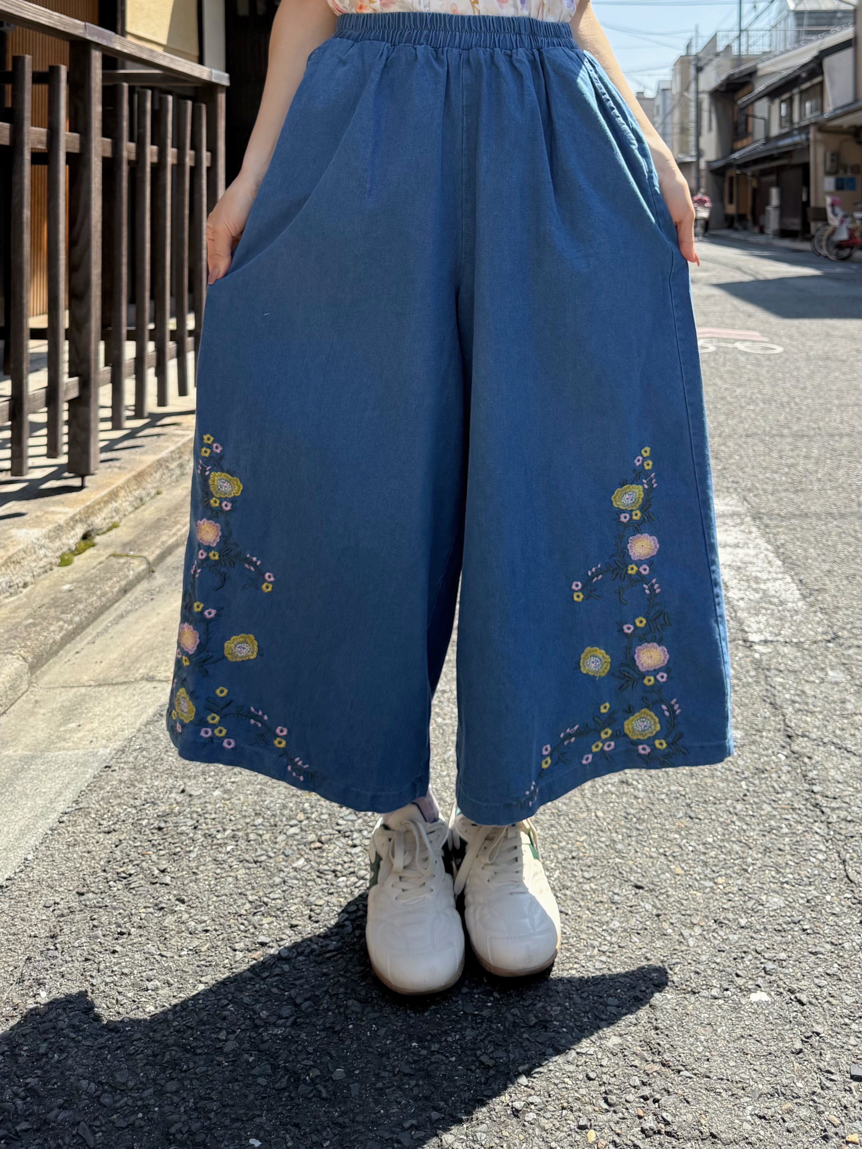 刺繡花薄款闊腳牛仔褲