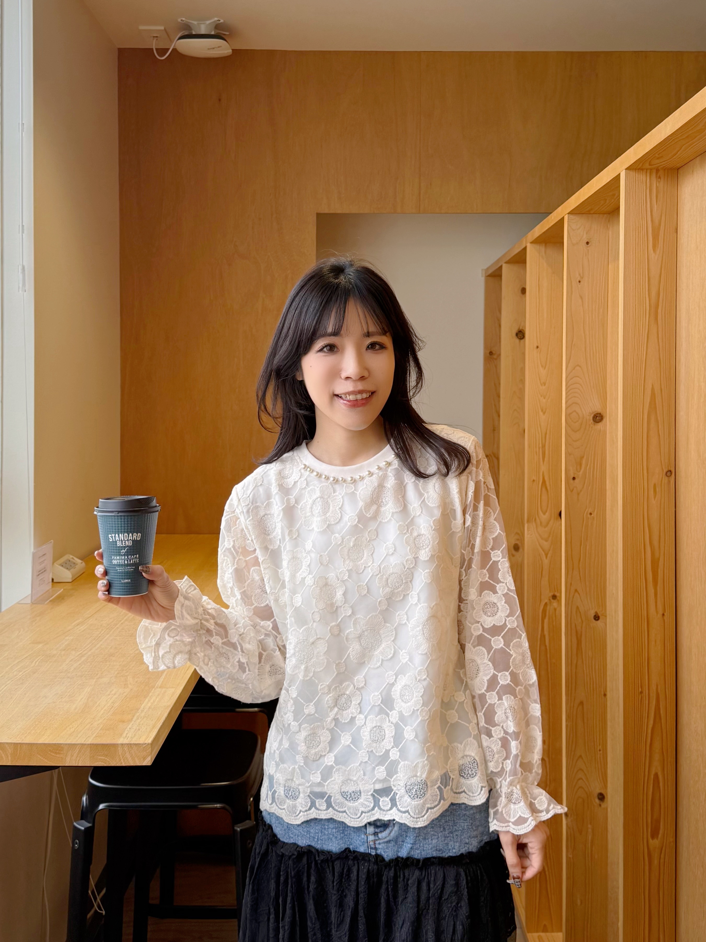 珍珠領波浪蕾絲刺繡上衣