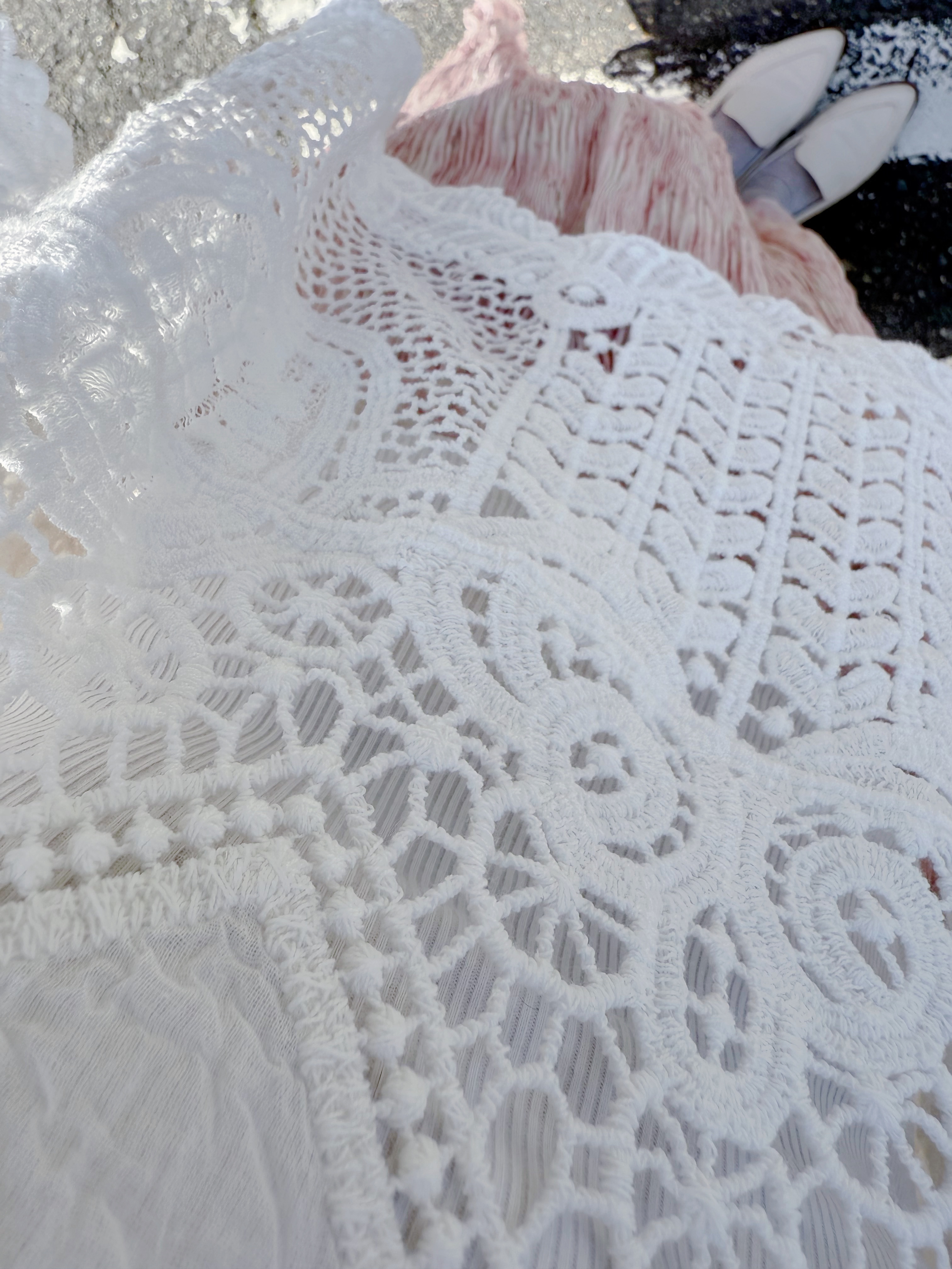 刺繡花傘袖鏤空上衣