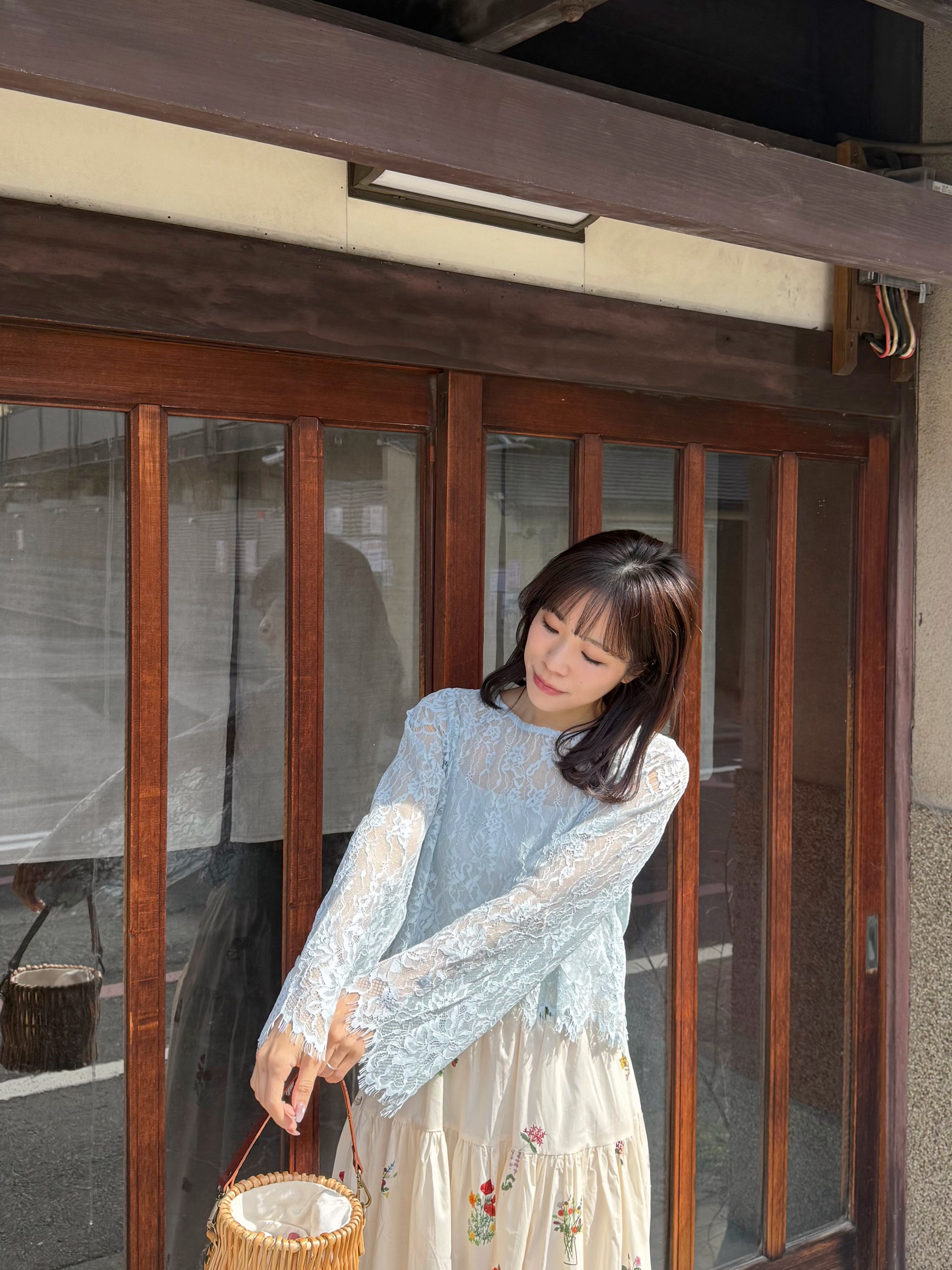 蕾絲喇叭袖上衣