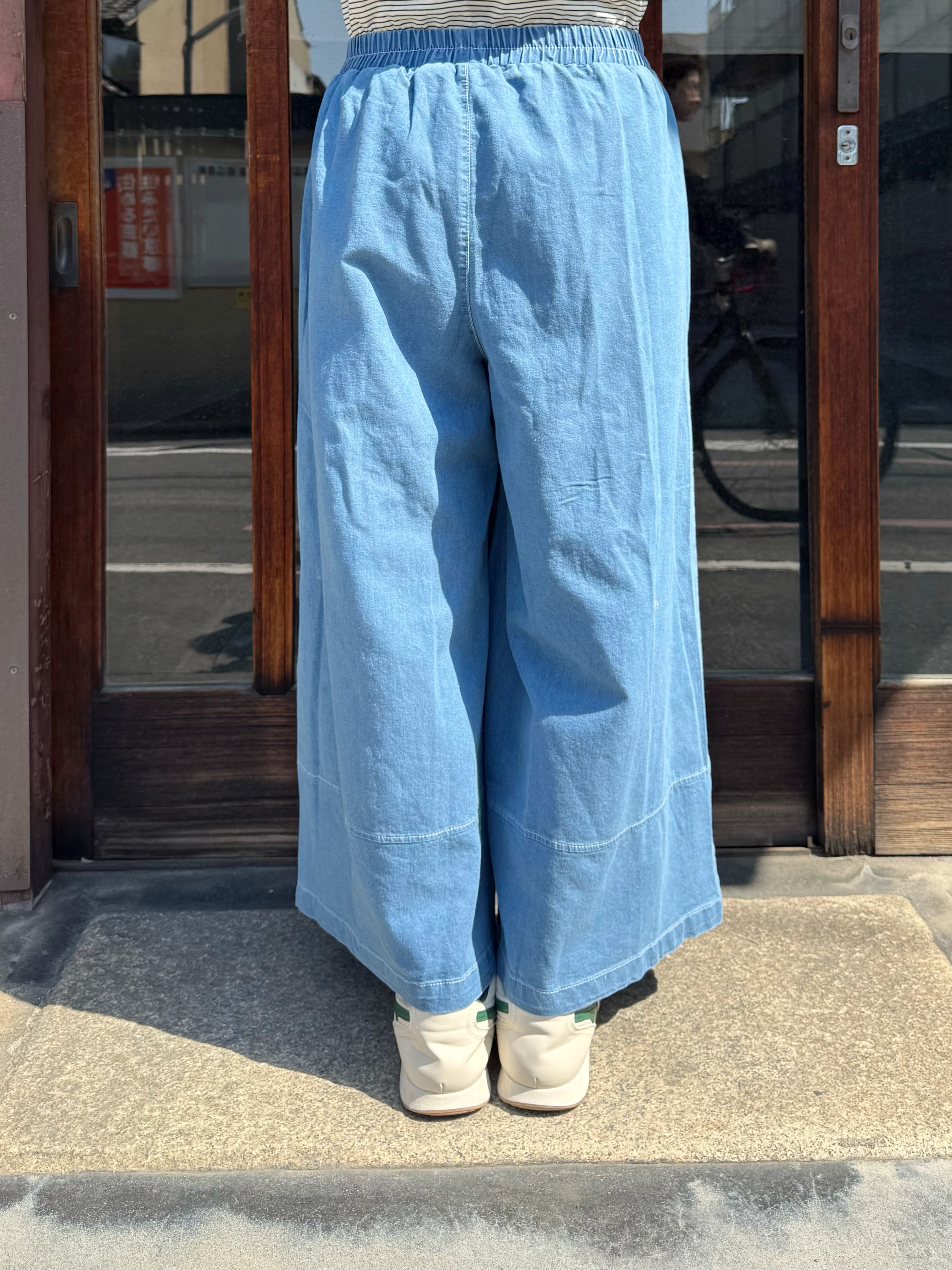 2色•刺繡珠片花薄牛仔闊腳褲