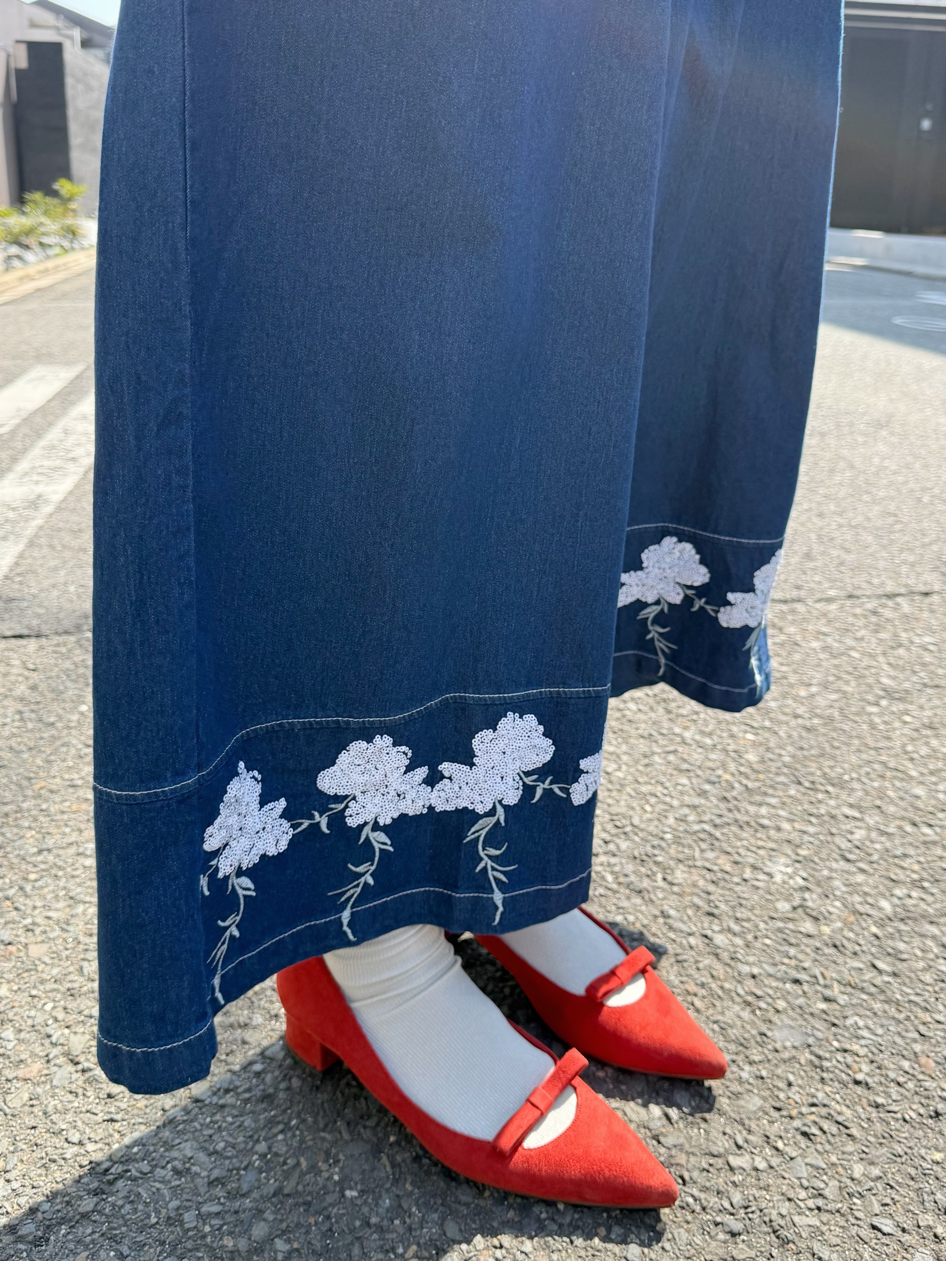 2色•刺繡珠片花薄牛仔闊腳褲